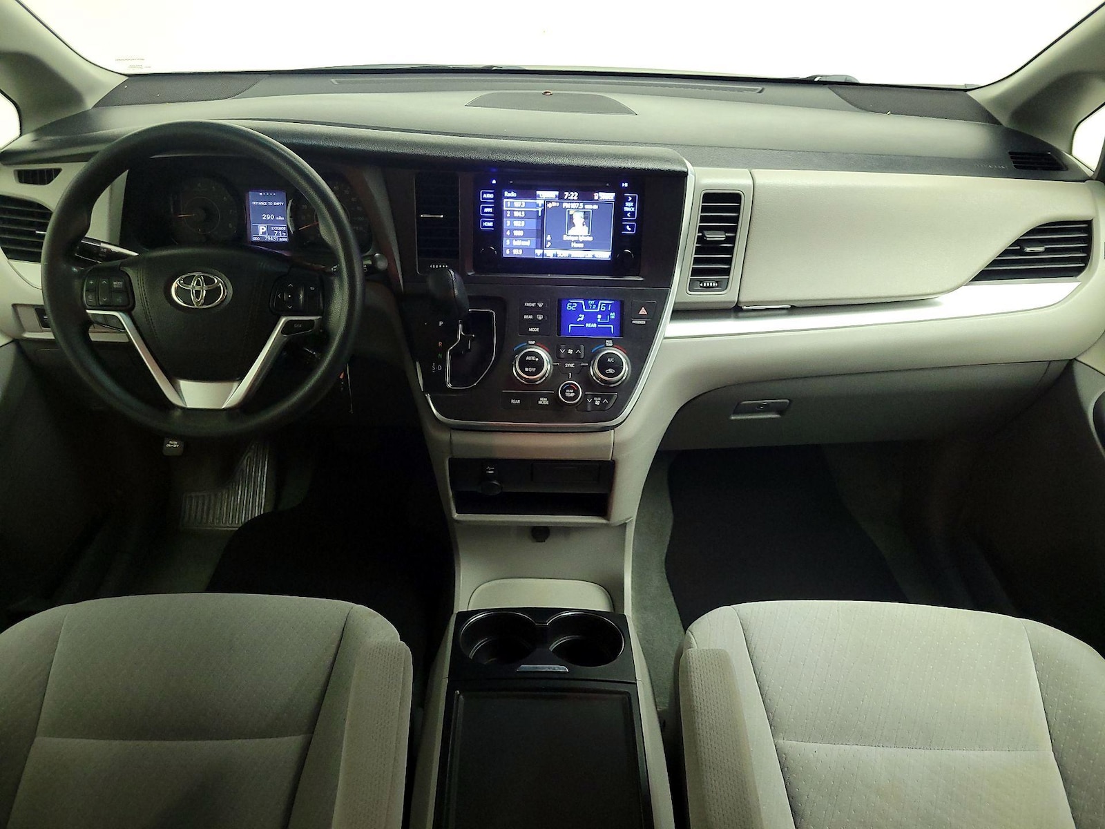 2017 Toyota Sienna LE - Photo 10