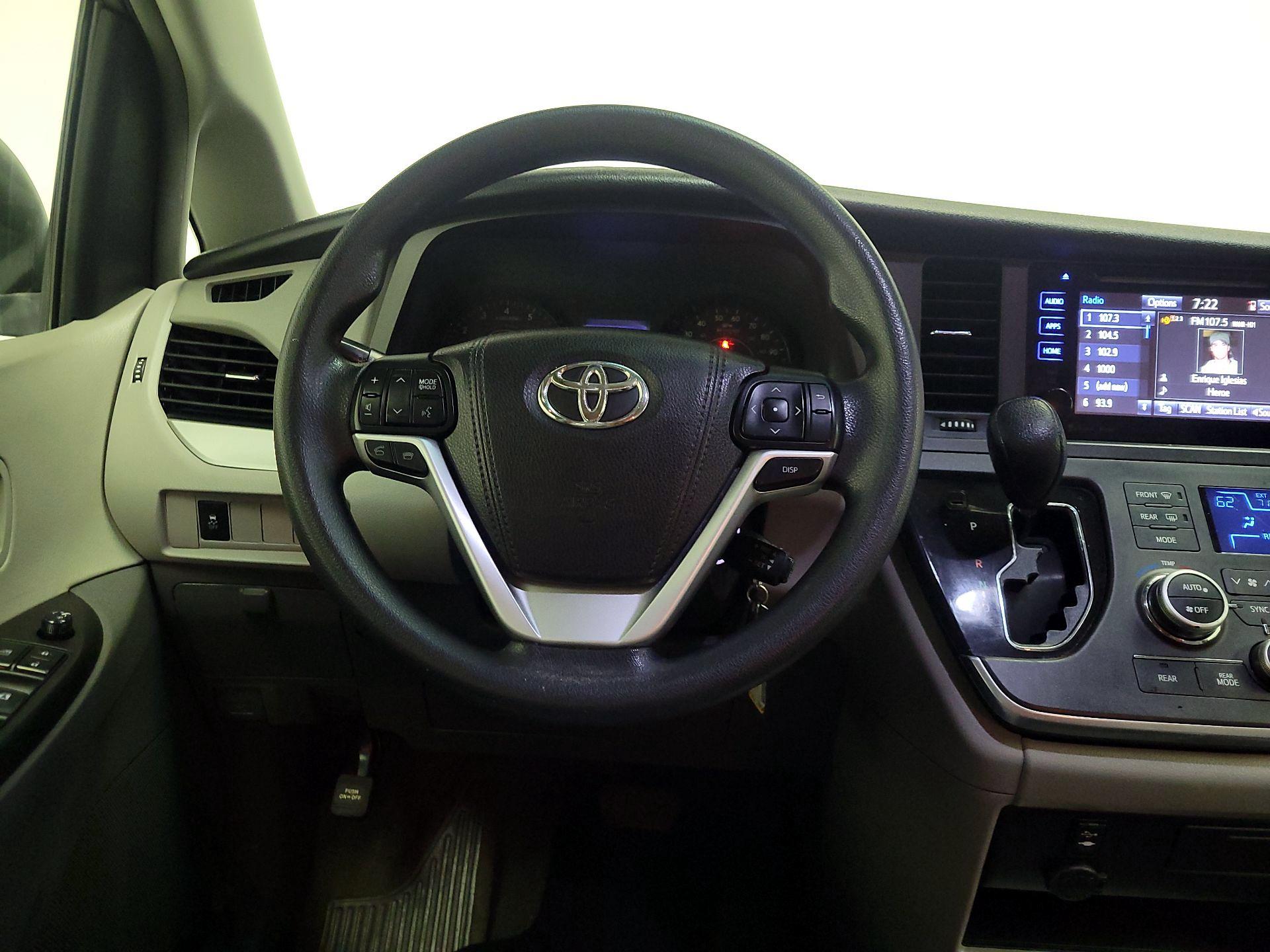 Thumbnail: 2017 Toyota Sienna - 10