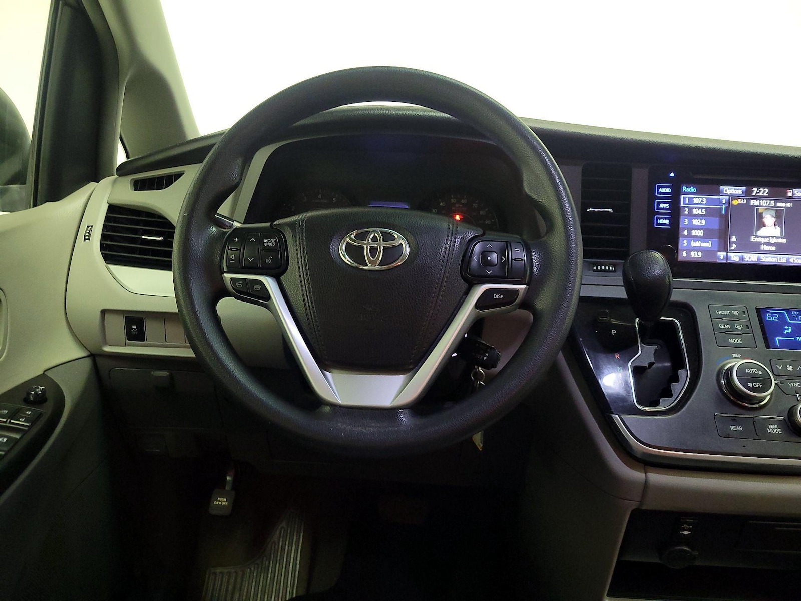 2017 Toyota Sienna LE - Photo 11
