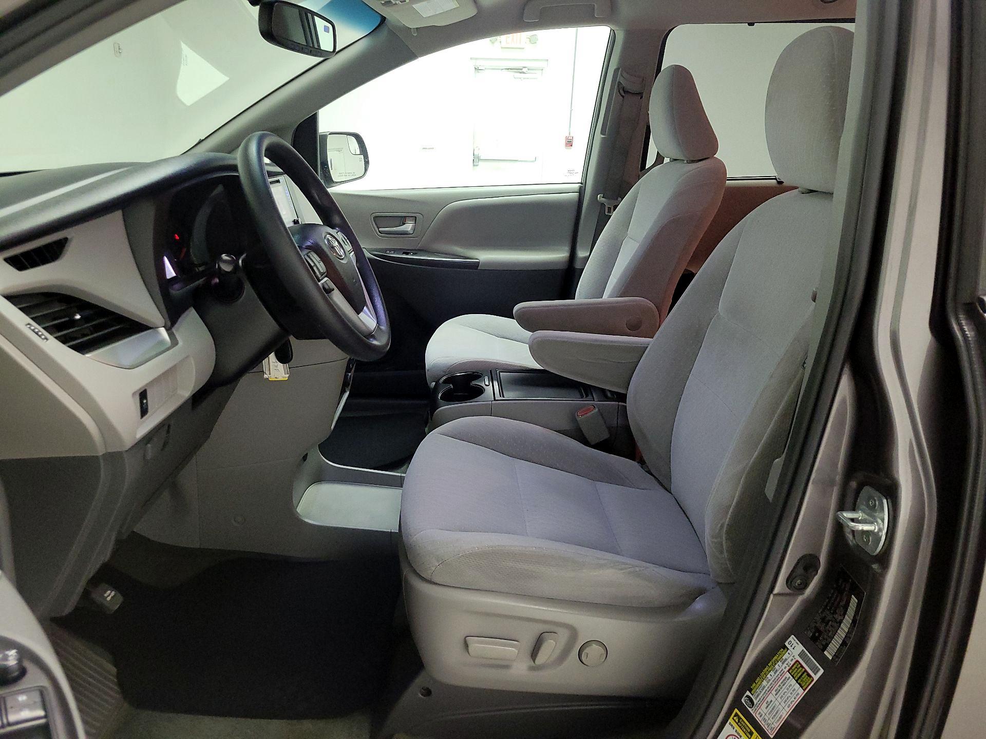 Thumbnail: 2017 Toyota Sienna - 11