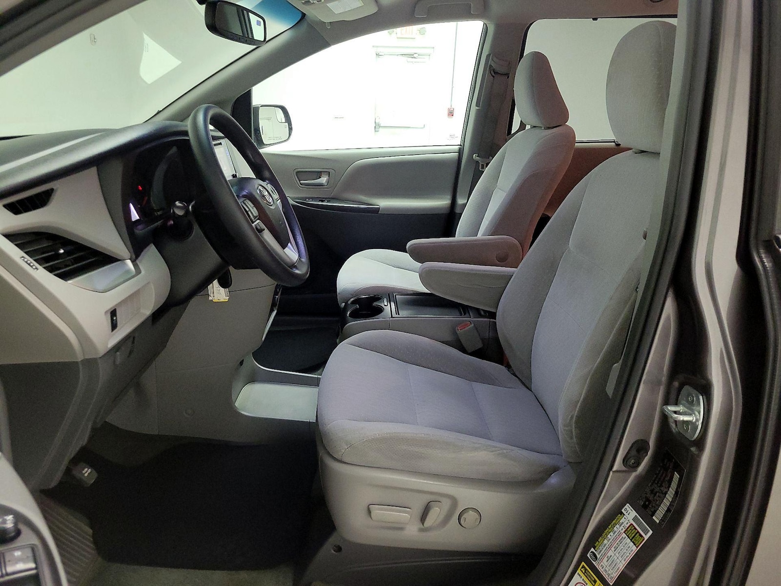 2017 Toyota Sienna LE - Photo 12