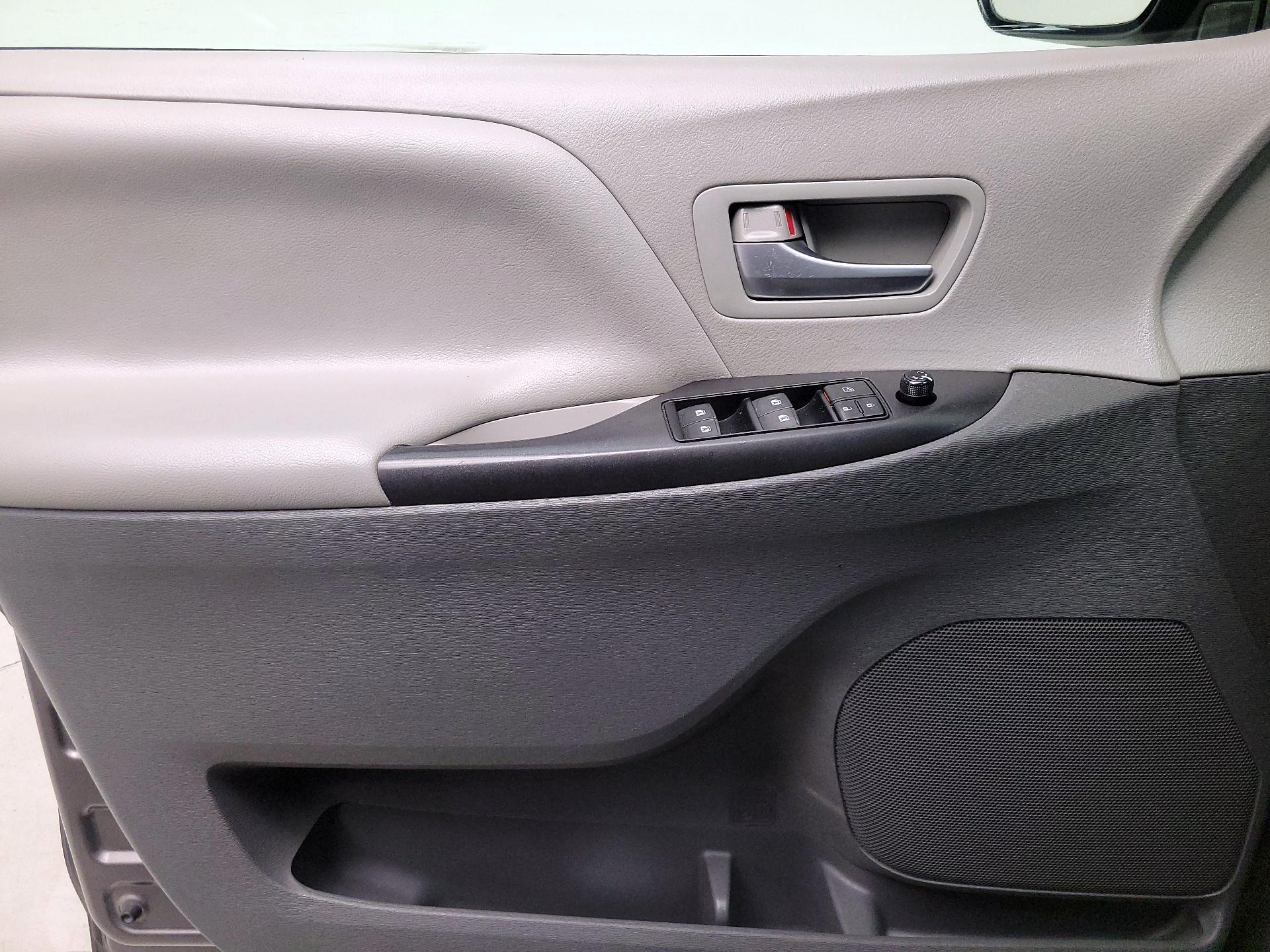 Thumbnail: 2017 Toyota Sienna - 12