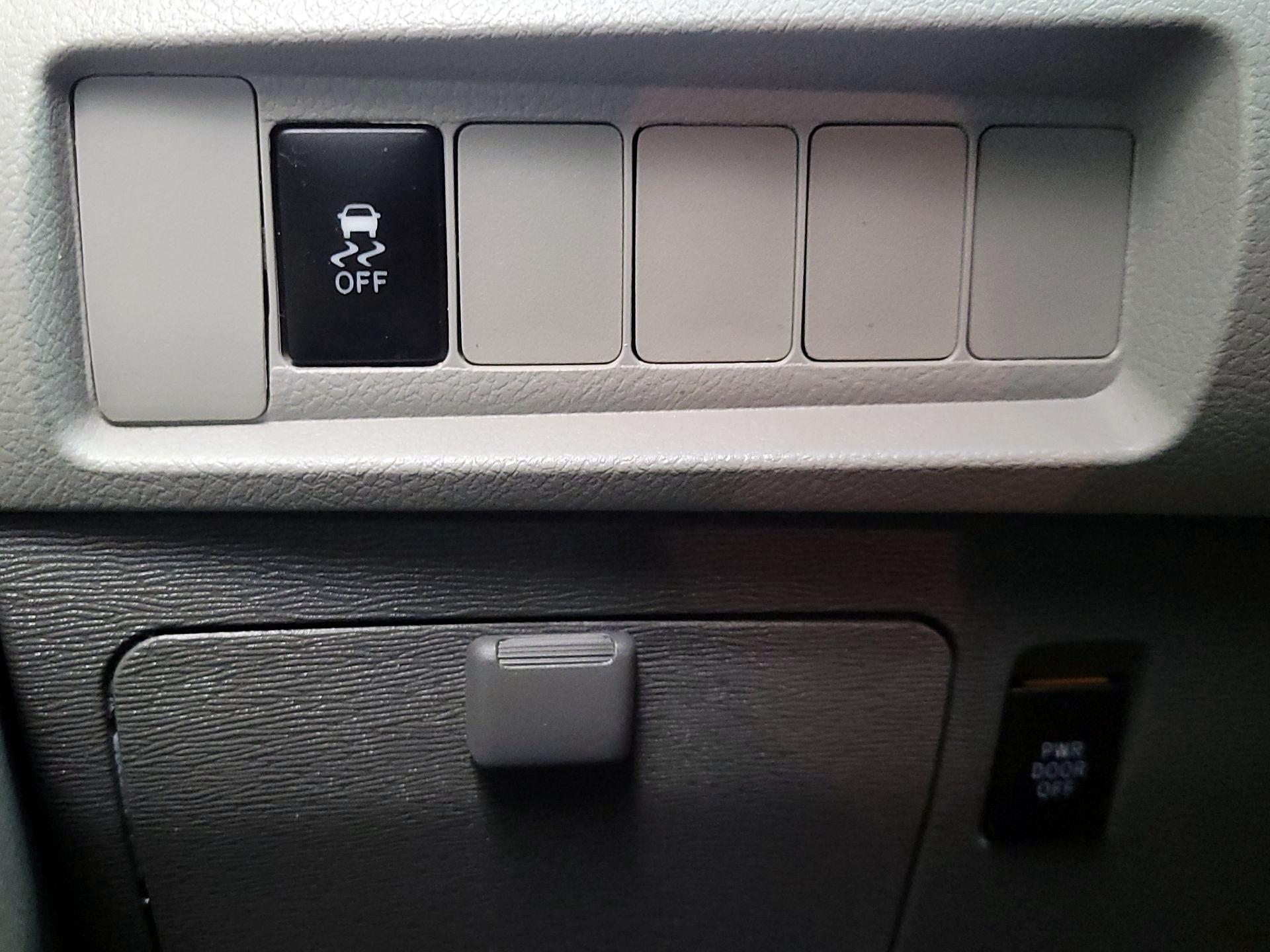 Thumbnail: 2017 Toyota Sienna - 13