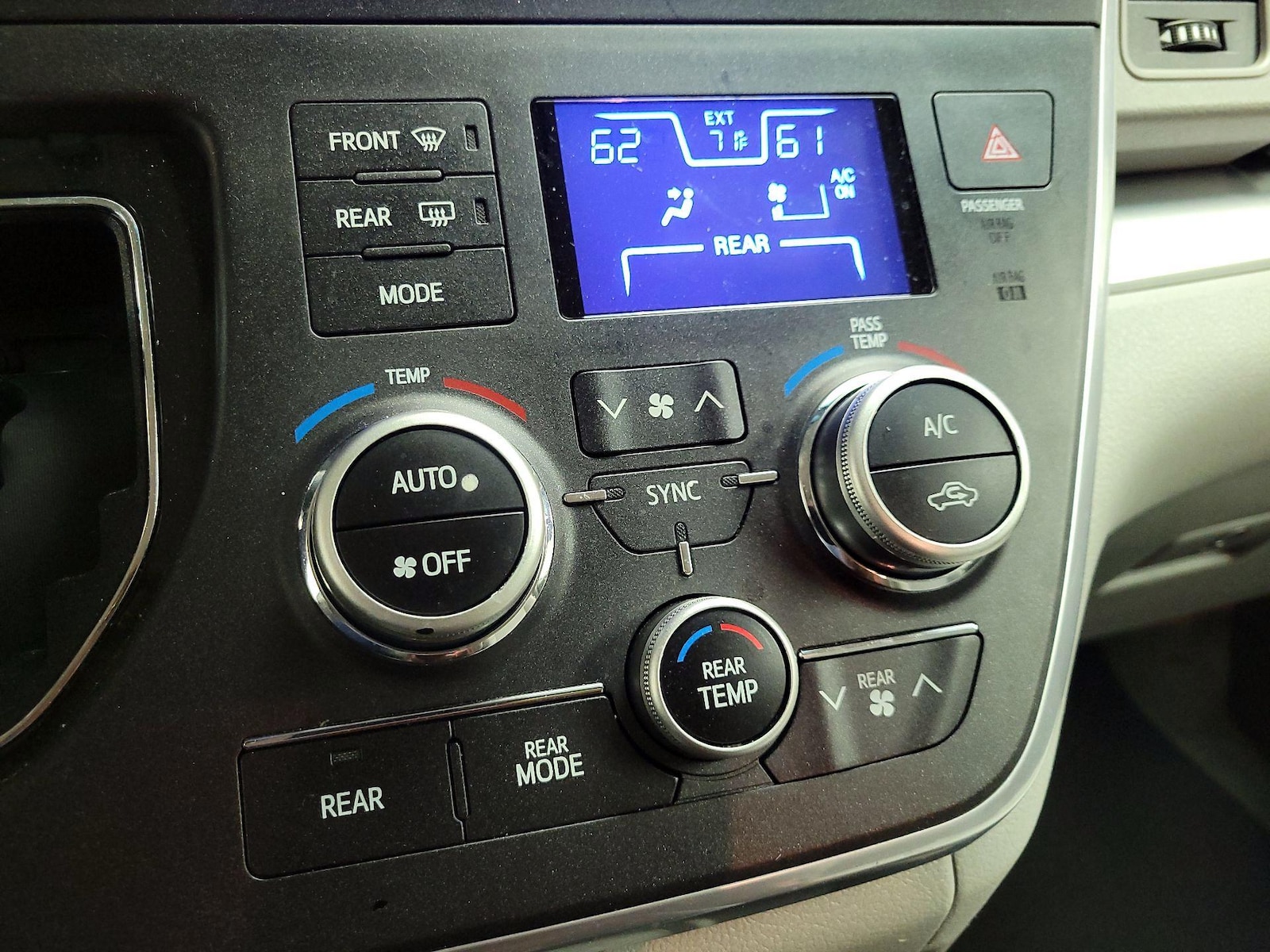 2017 Toyota Sienna LE - Photo 17