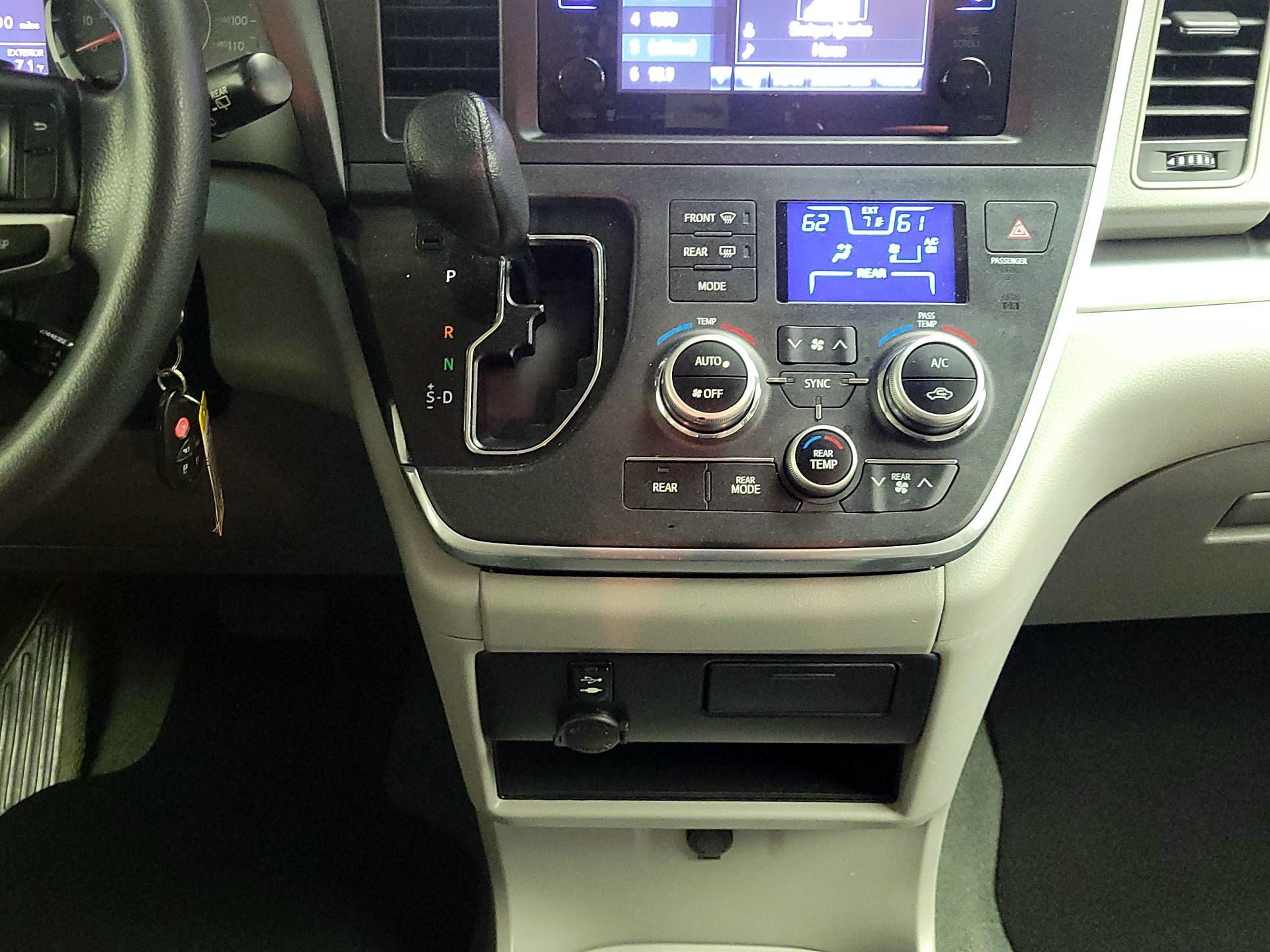 Thumbnail: 2017 Toyota Sienna - 17