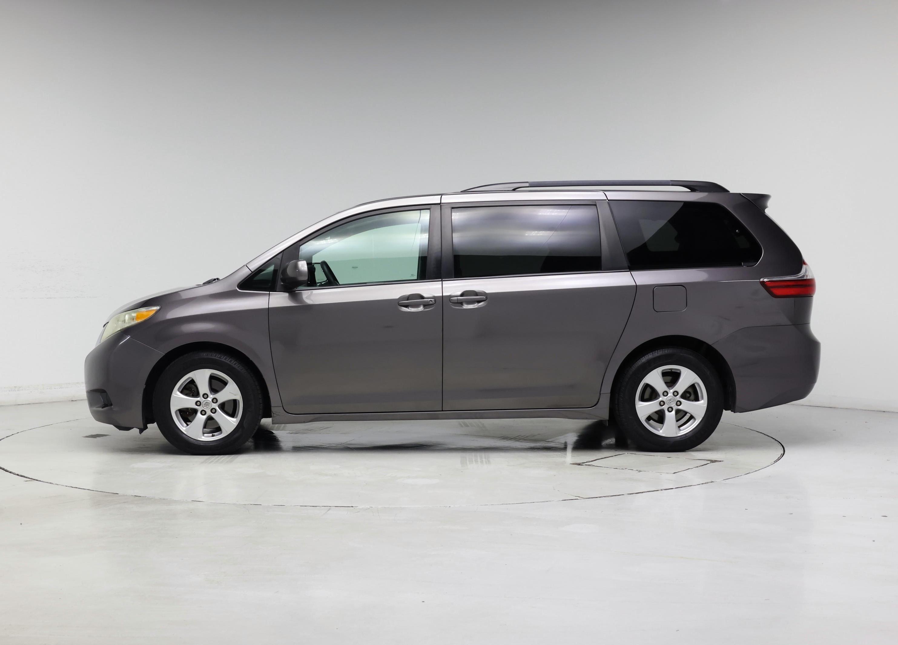 Thumbnail: 2017 Toyota Sienna - 3