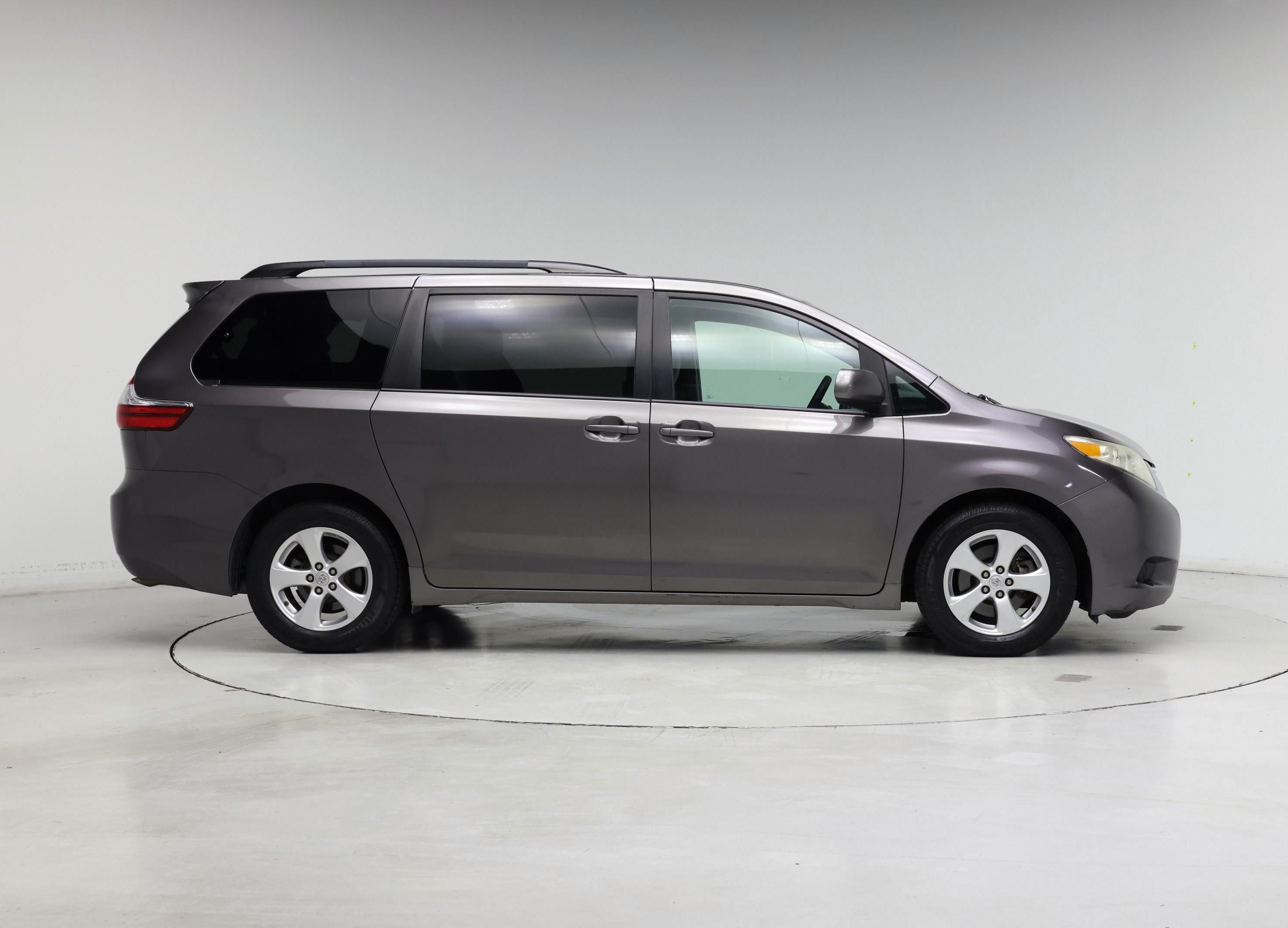 Thumbnail: 2017 Toyota Sienna - 7