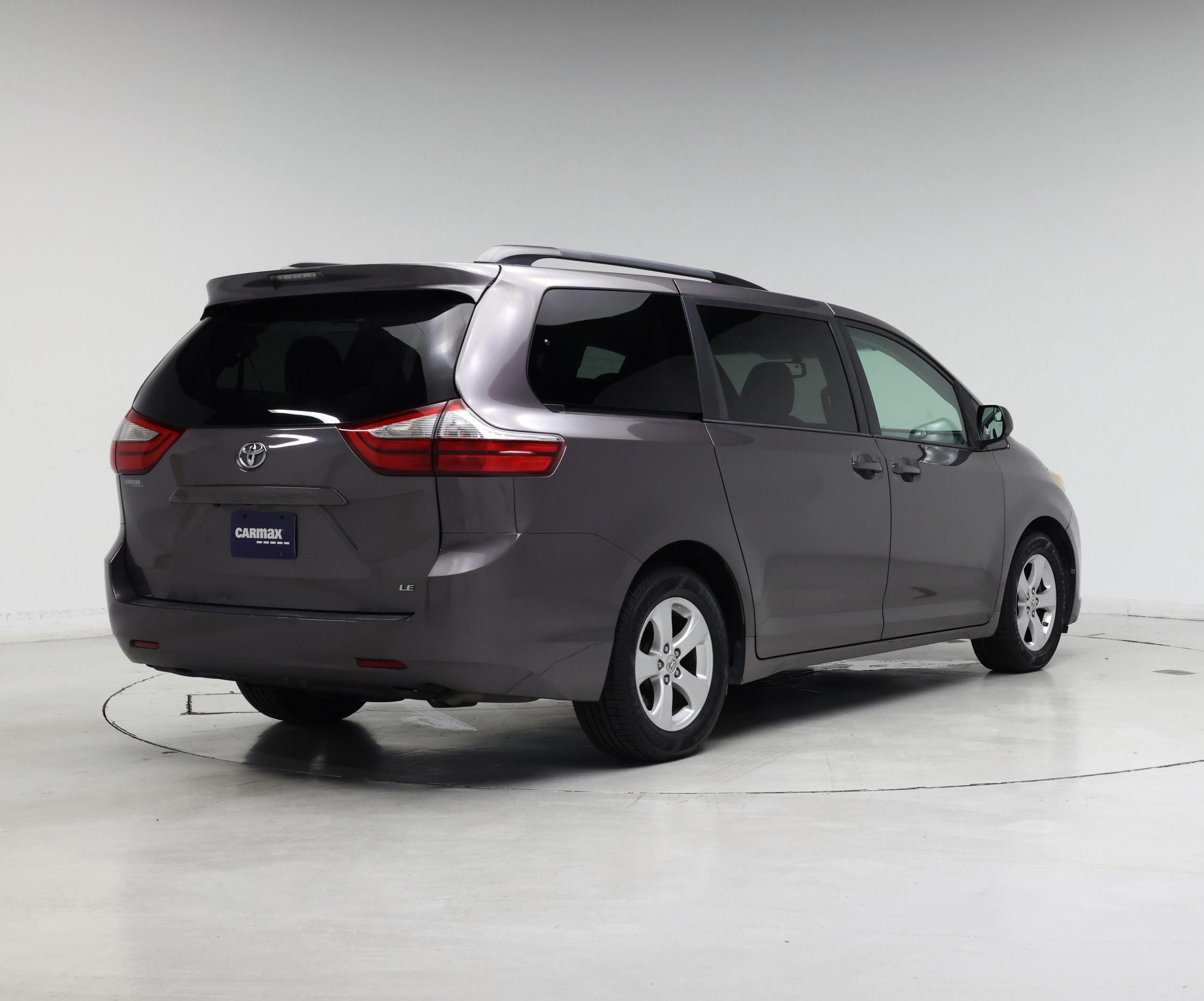 Thumbnail: 2017 Toyota Sienna - 8