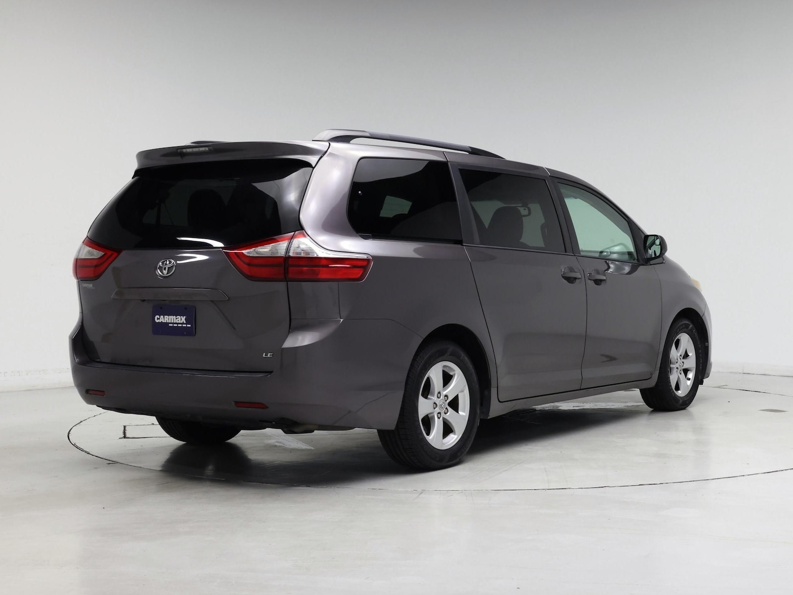 2017 Toyota Sienna LE - Photo 9