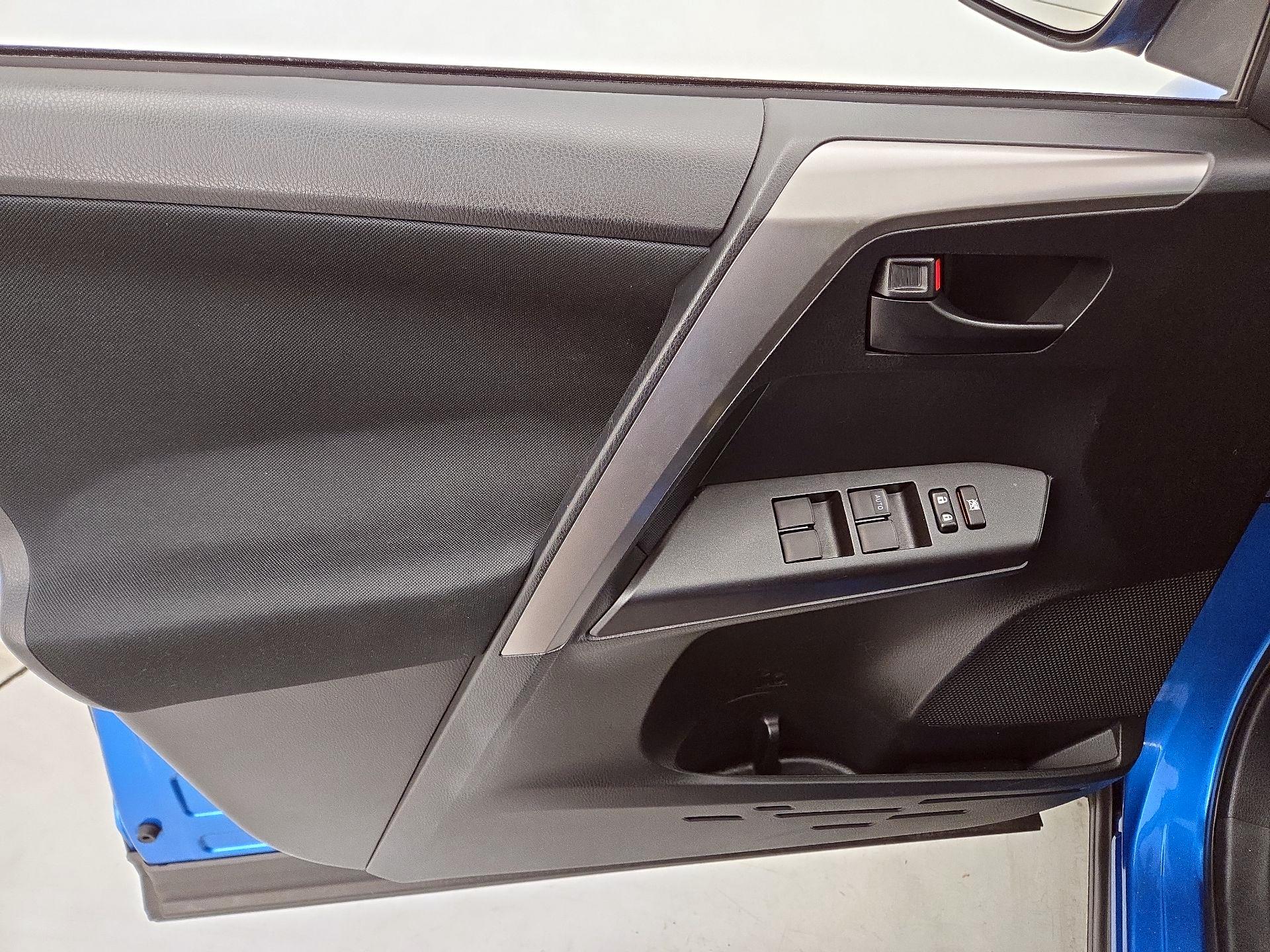 Thumbnail: 2016 Toyota RAV4 - 12