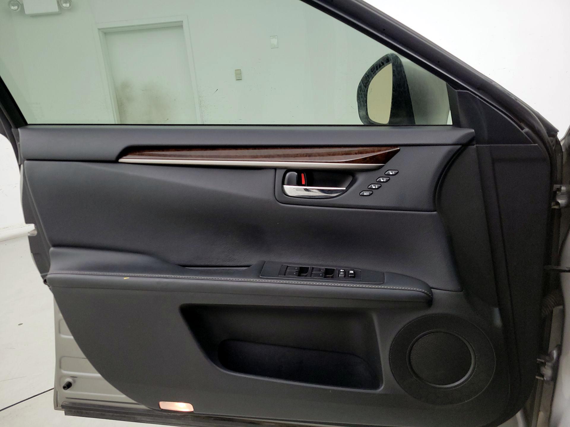 Thumbnail: 2015 Lexus ES - 10
