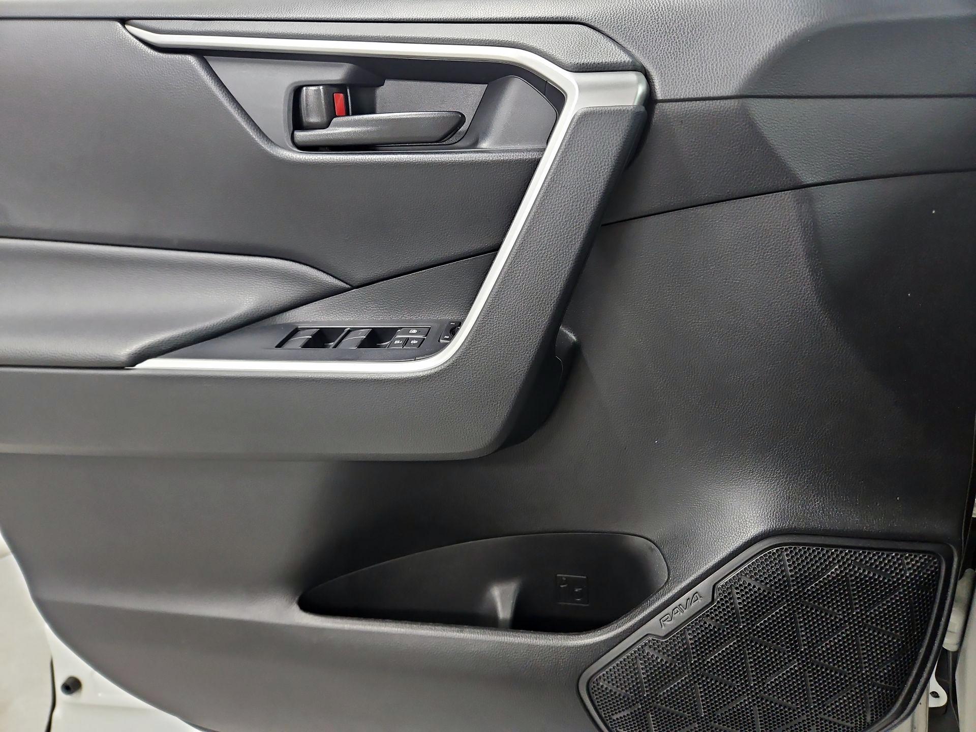 Thumbnail: 2020 Toyota RAV4 - 12