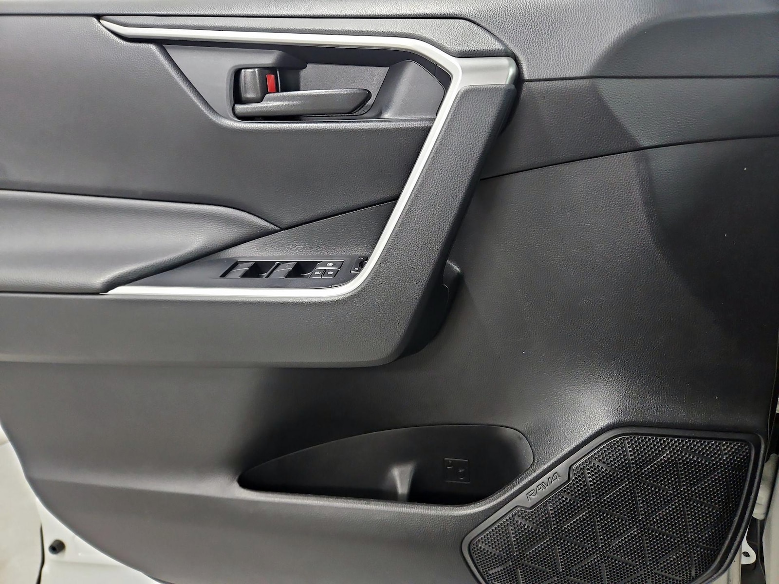 2020 Toyota RAV4 LE - Photo 13