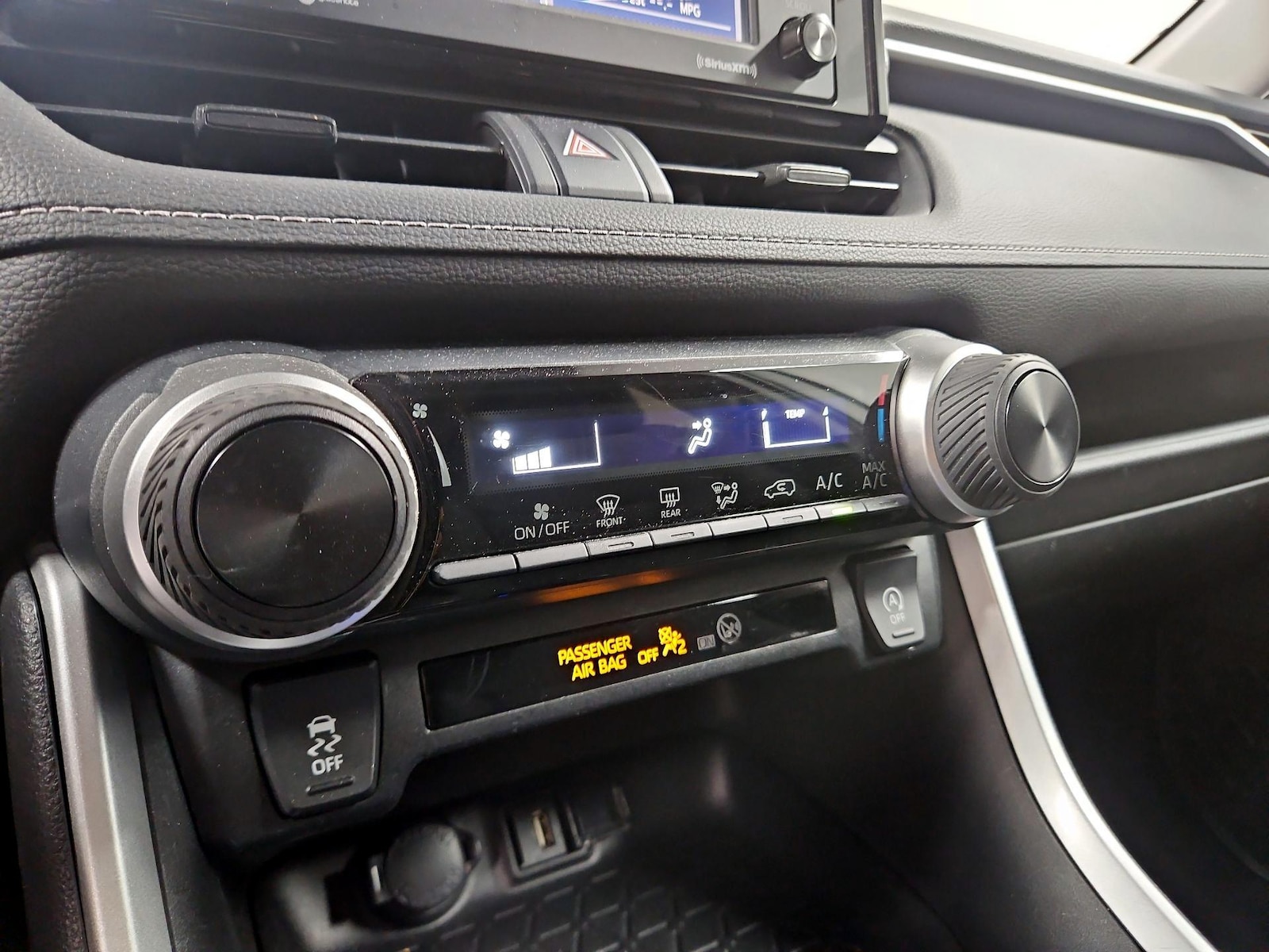 2020 Toyota RAV4 LE - Photo 17