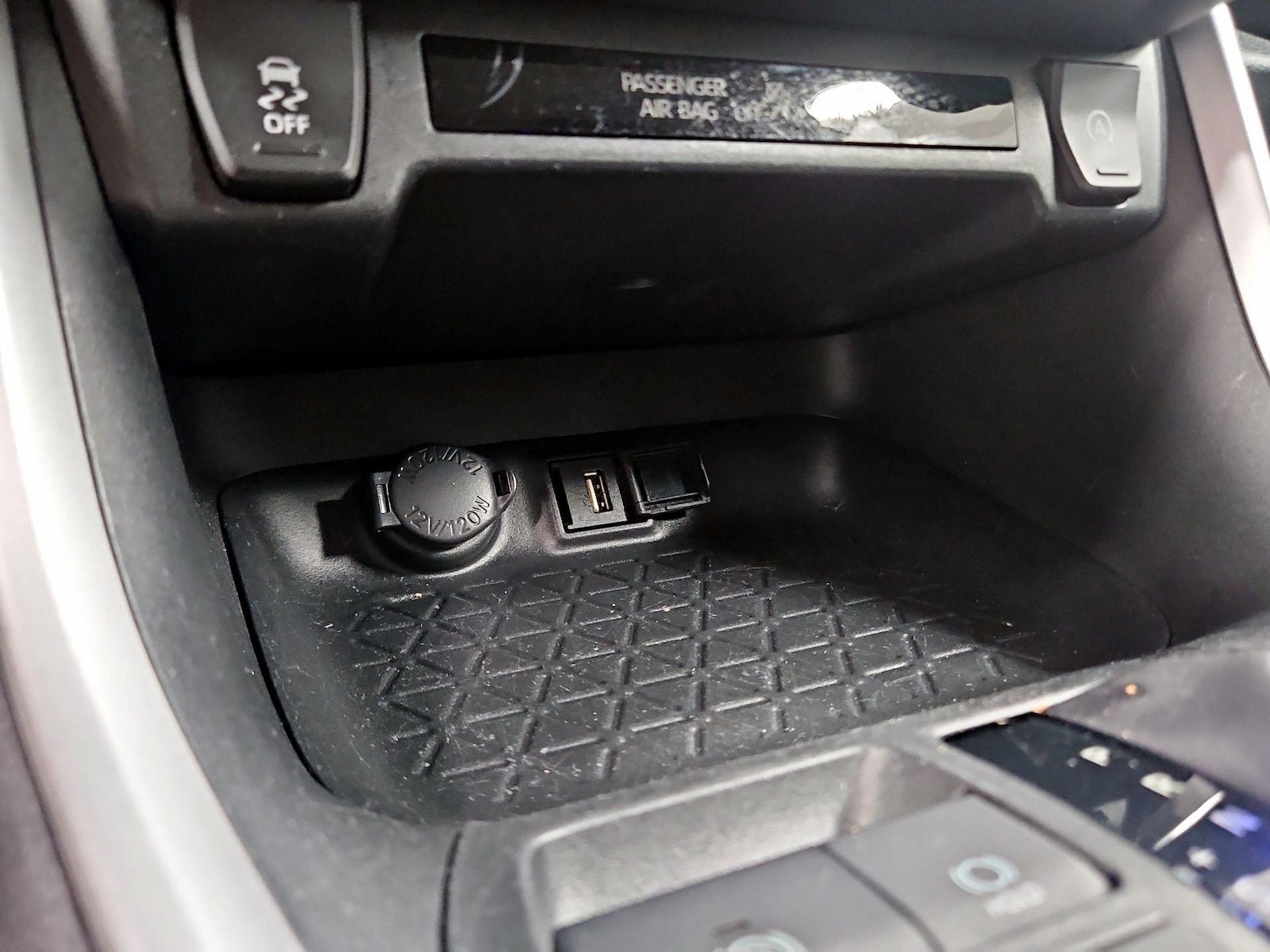 2020 Toyota RAV4 LE - Photo 19