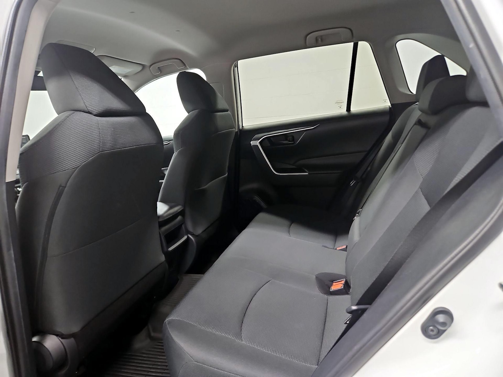 2020 Toyota RAV4 LE - Photo 20