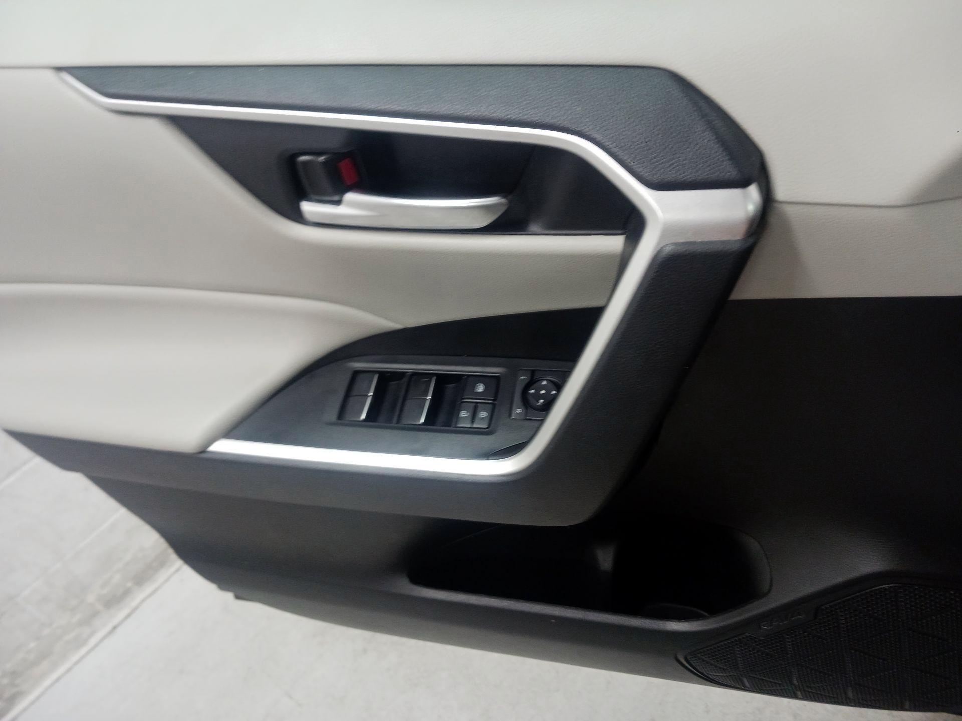 Thumbnail: 2022 Toyota RAV4 - 10