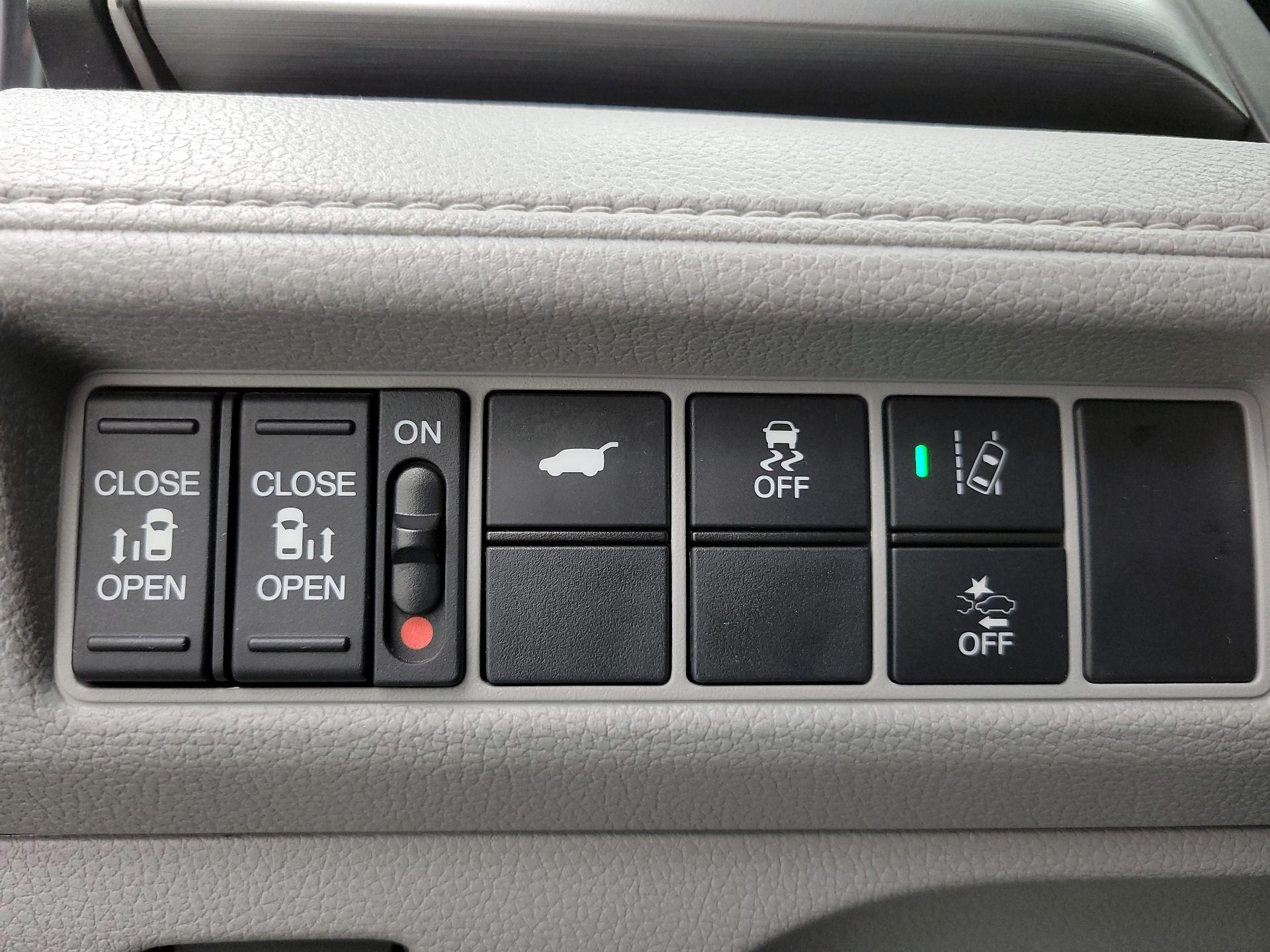 Thumbnail: 2018 Honda Odyssey - 13