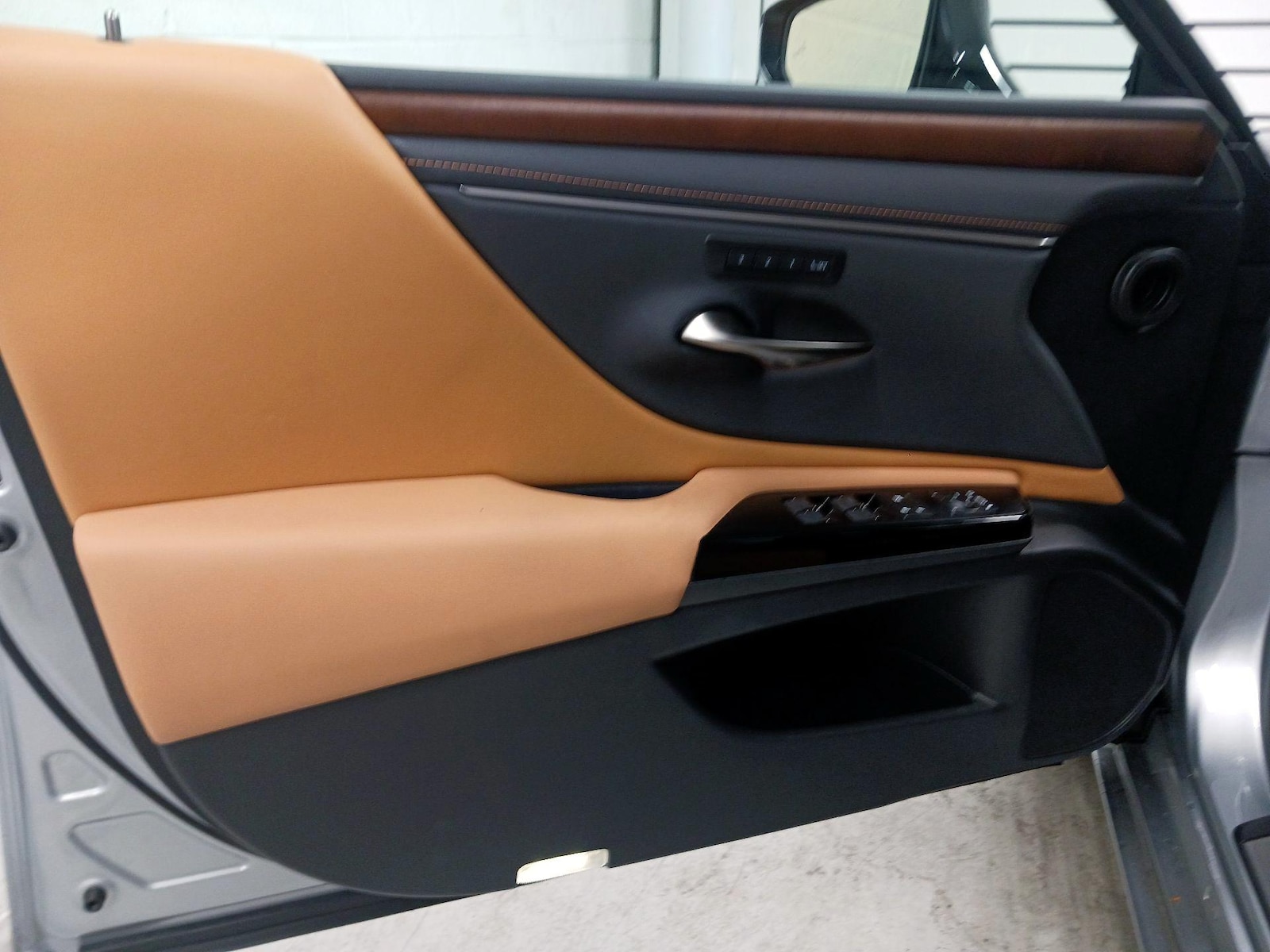 2025 Lexus ES 350 - Photo 11