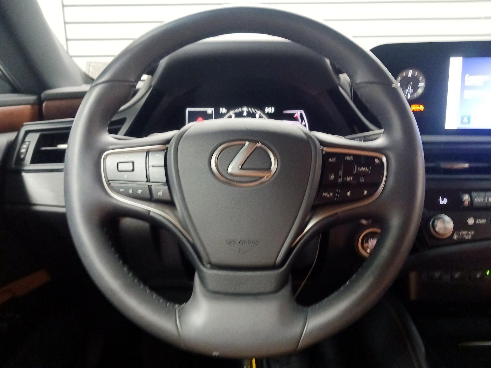 2025 Lexus ES 350 - Photo 9