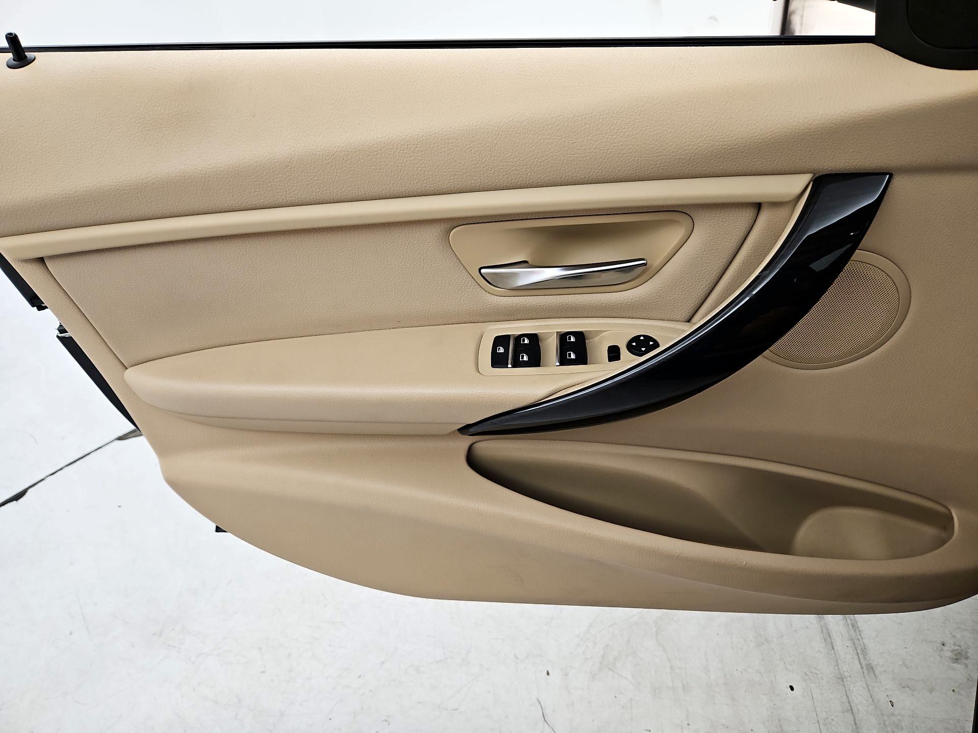 Thumbnail: 2016 BMW 3 Series - 12