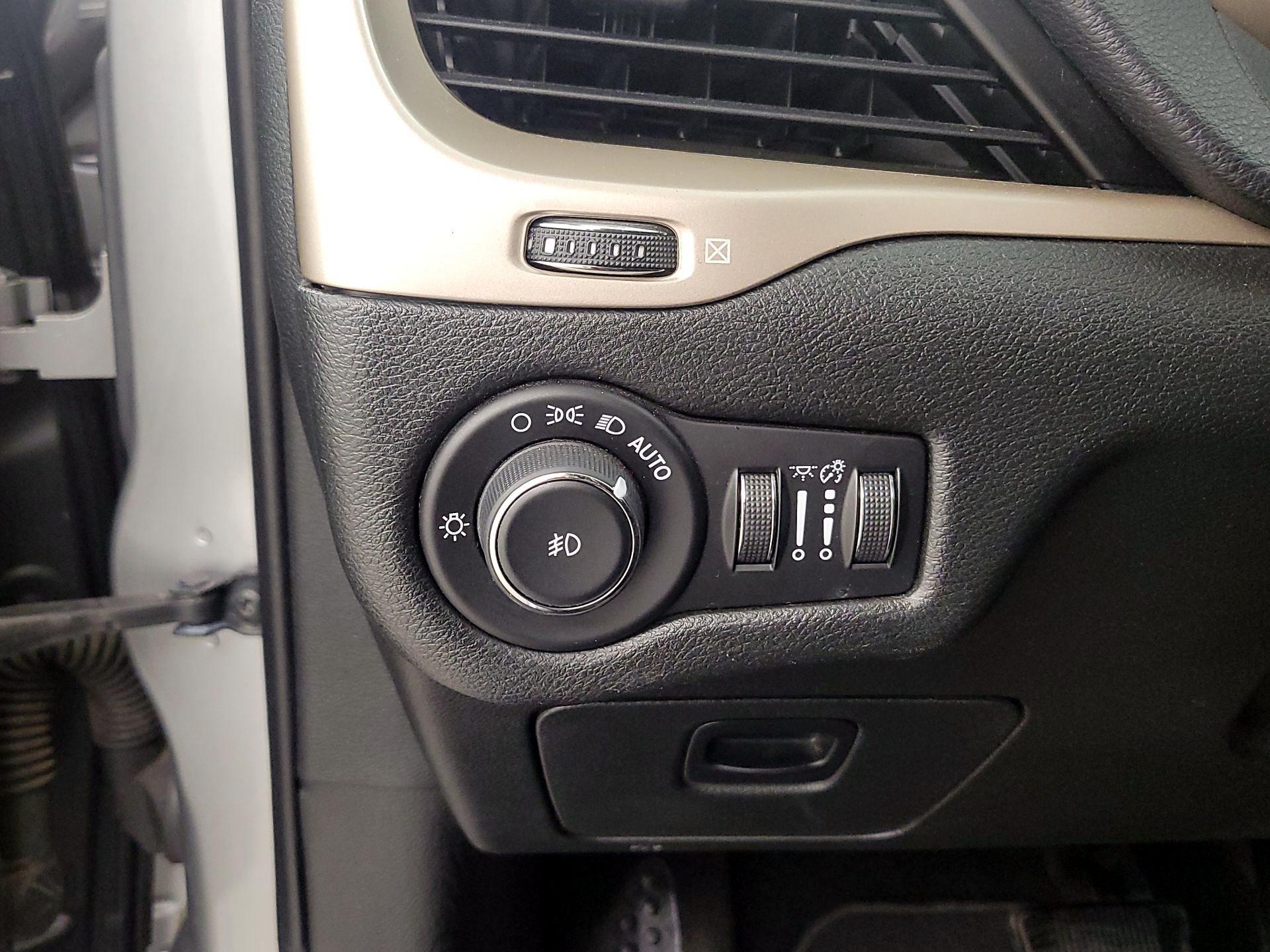 Thumbnail: 2015 Jeep Cherokee - 13