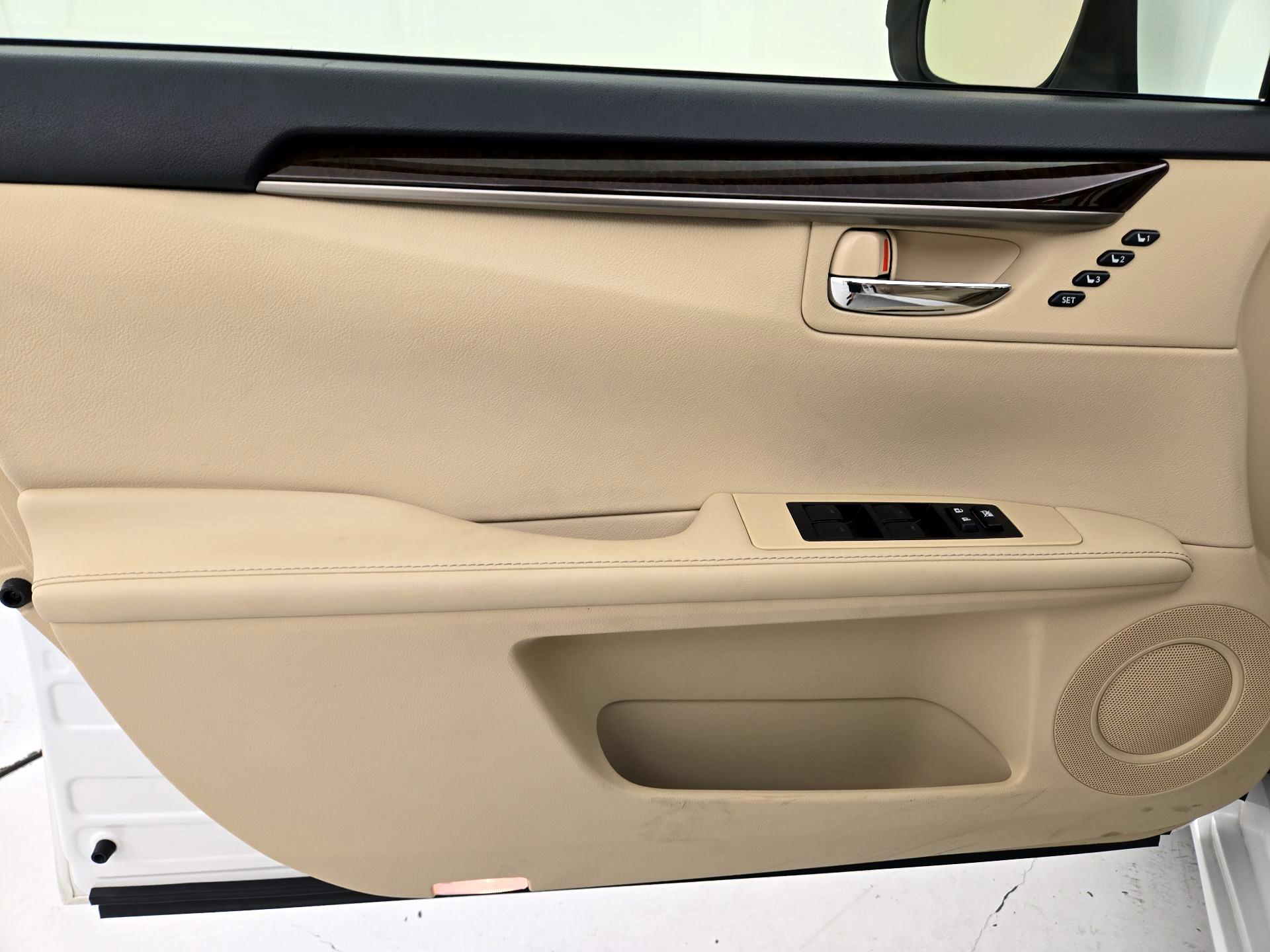 Thumbnail: 2015 Lexus ES - 12