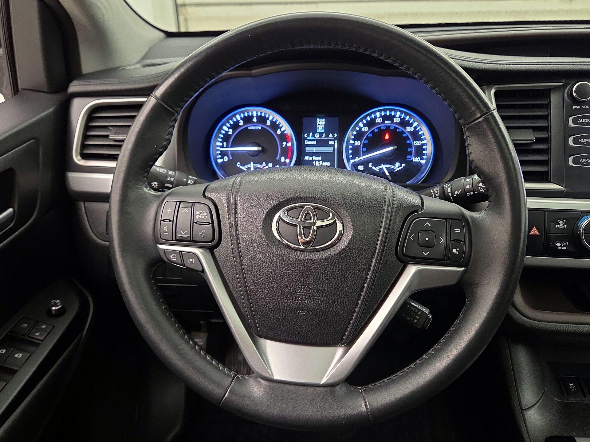 Thumbnail: 2015 Toyota Highlander - 10