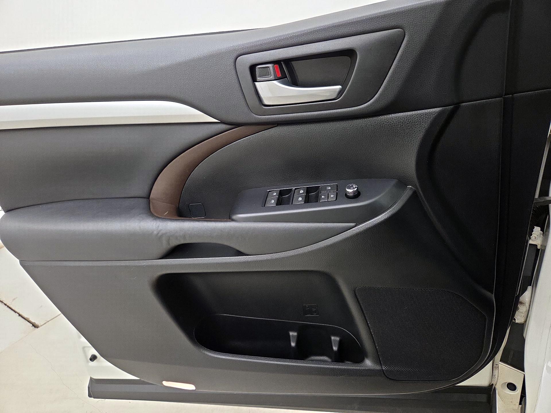 Thumbnail: 2015 Toyota Highlander - 12