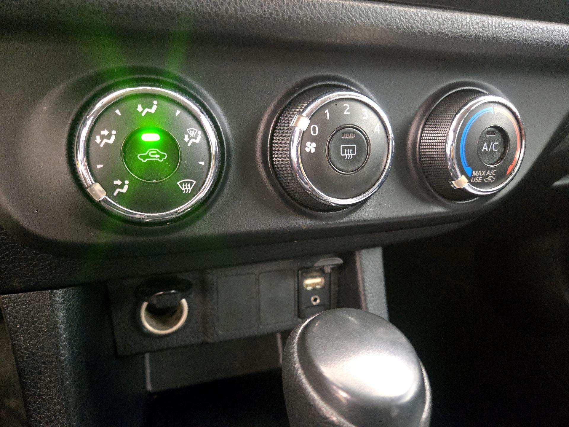 Thumbnail: 2014 Toyota Corolla - 15