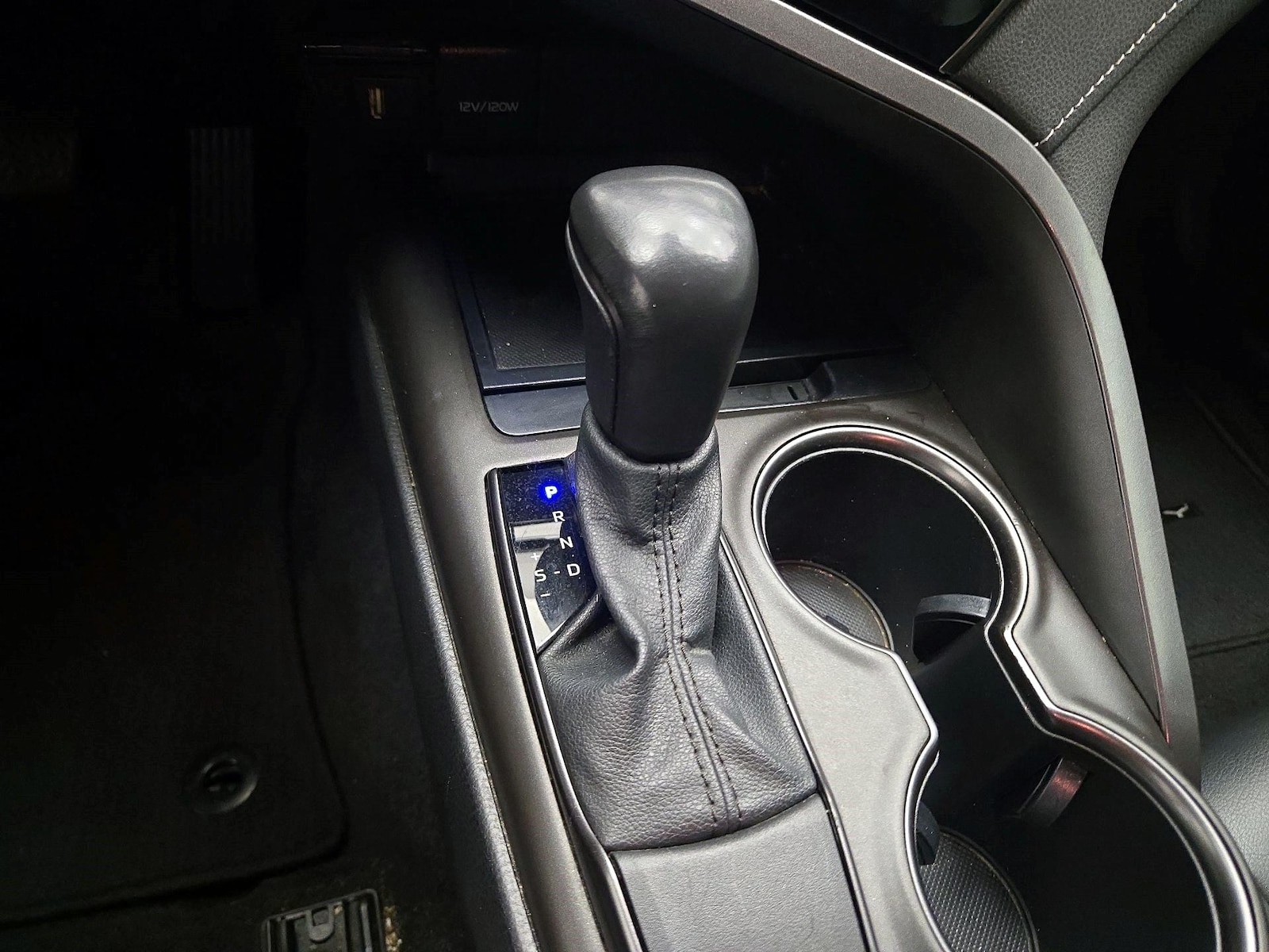 2021 Toyota Camry SE - Photo 16