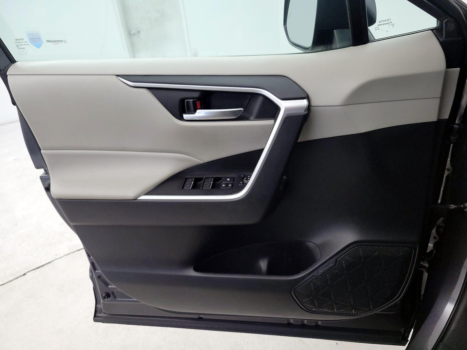 2024 Toyota RAV4 XLE - Photo 11