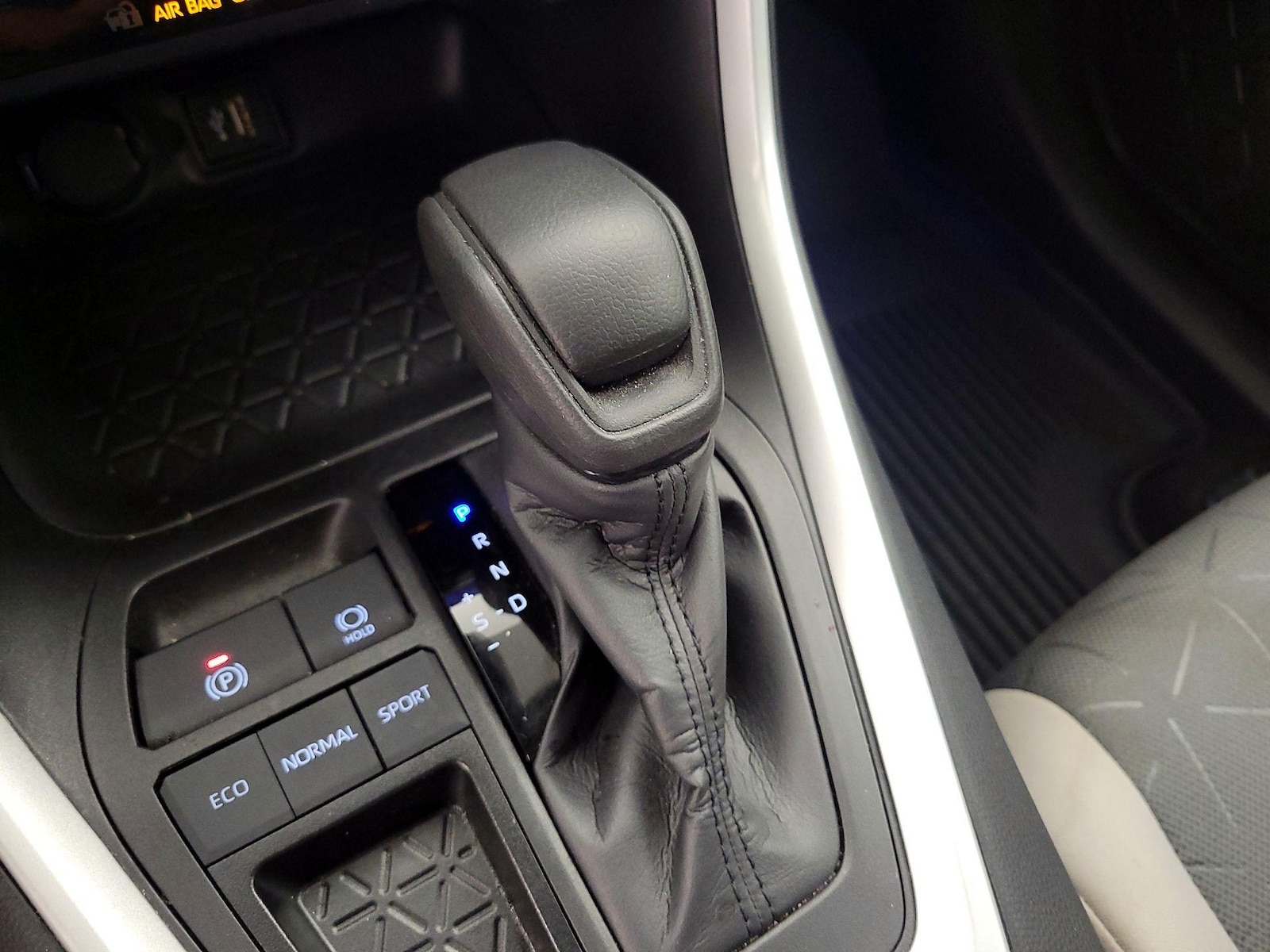 2024 Toyota RAV4 XLE - Photo 16