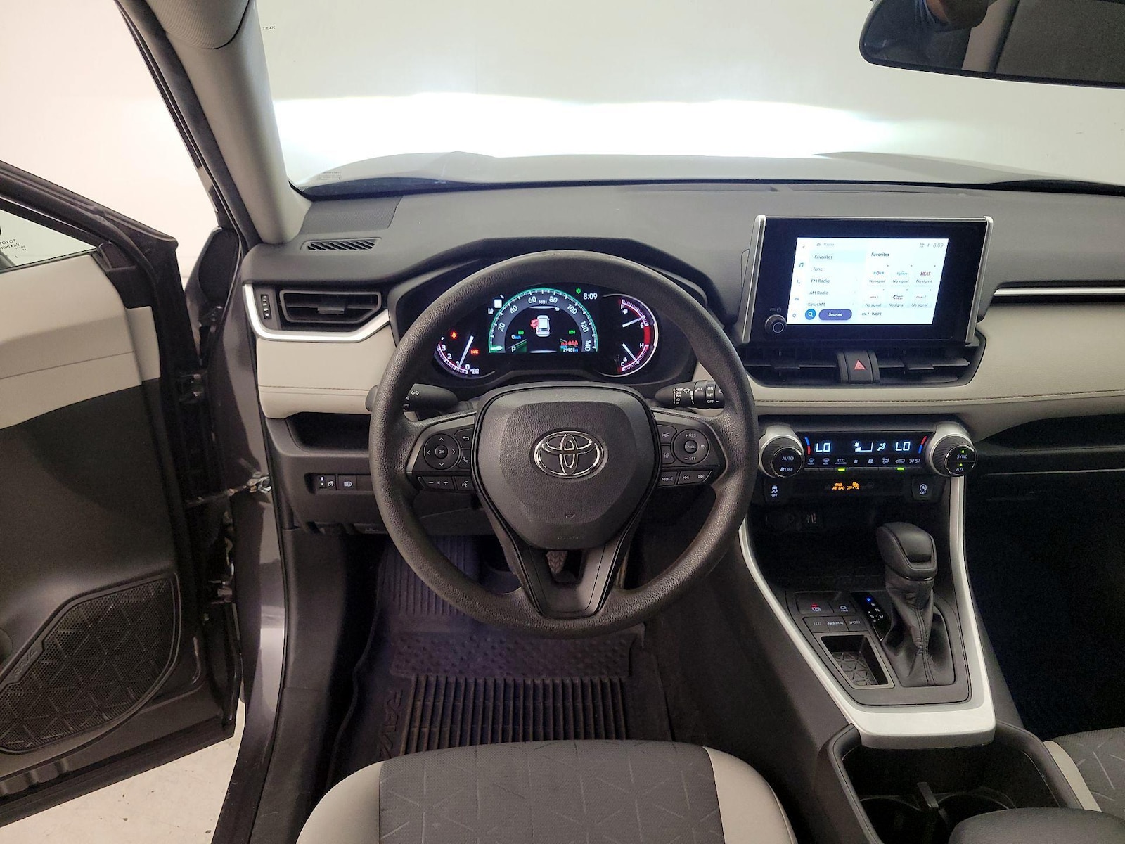2024 Toyota RAV4 XLE - Photo 9