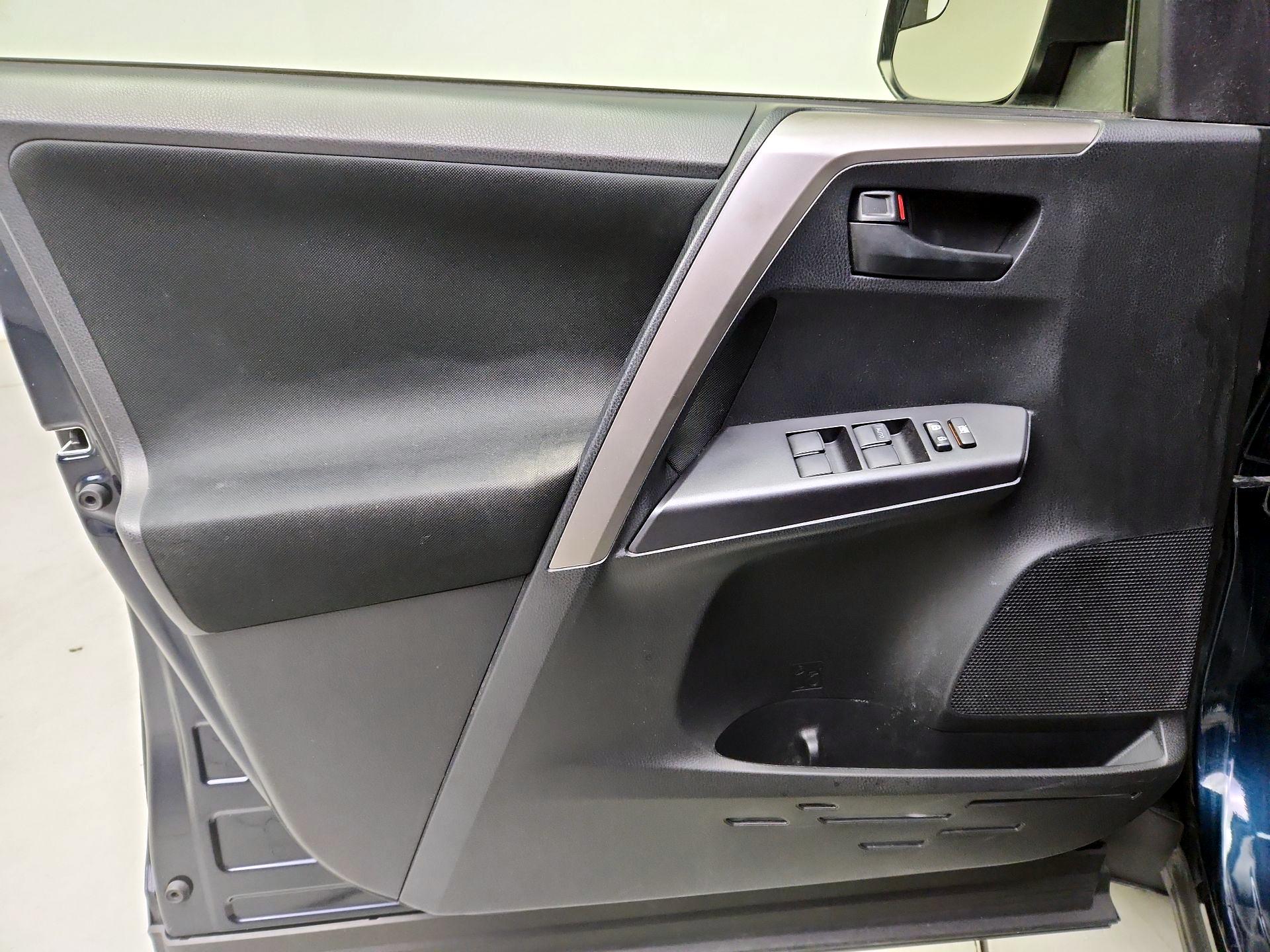 Thumbnail: 2017 Toyota RAV4 - 10