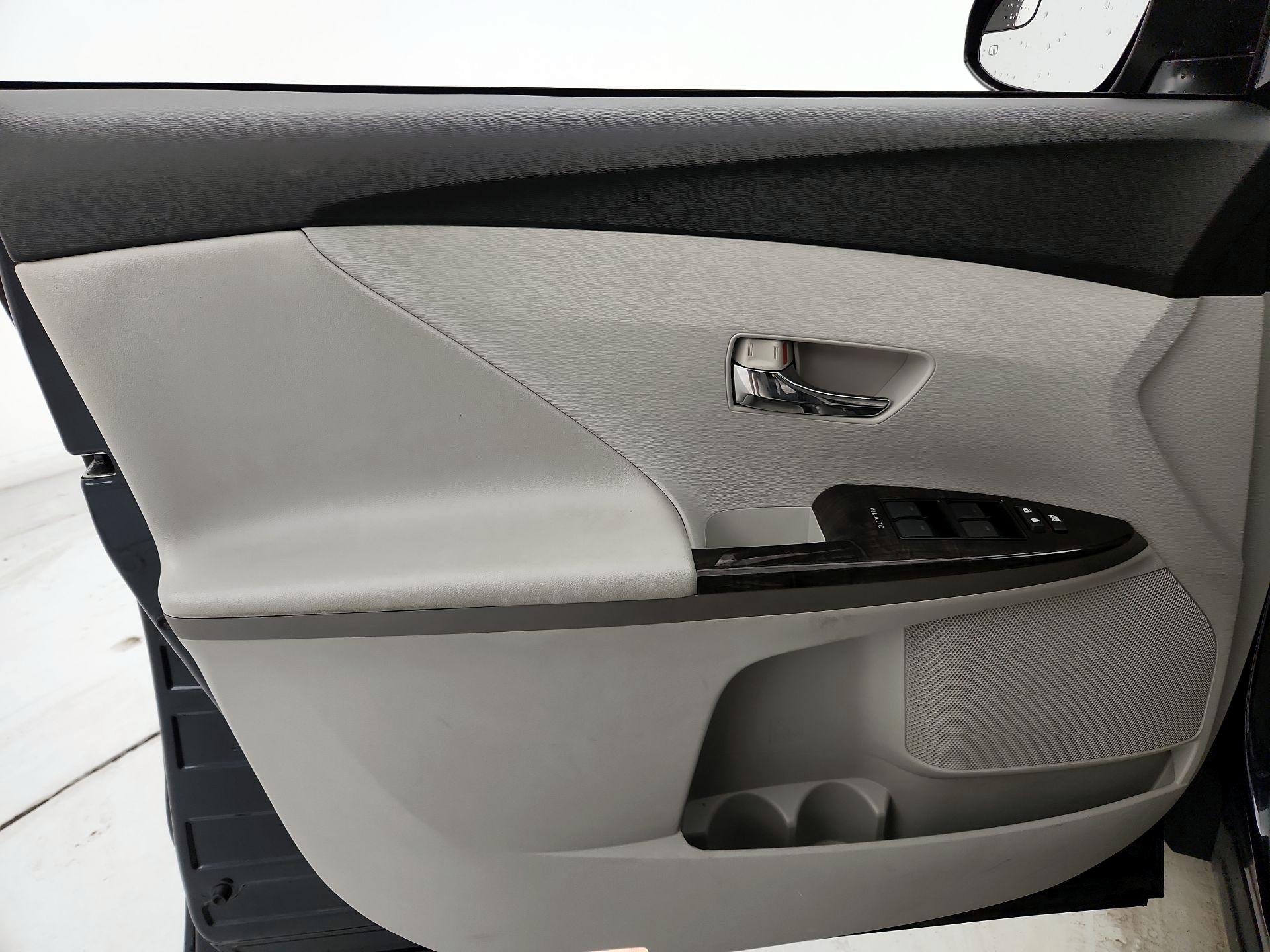 Thumbnail: 2015 Toyota Venza - 12