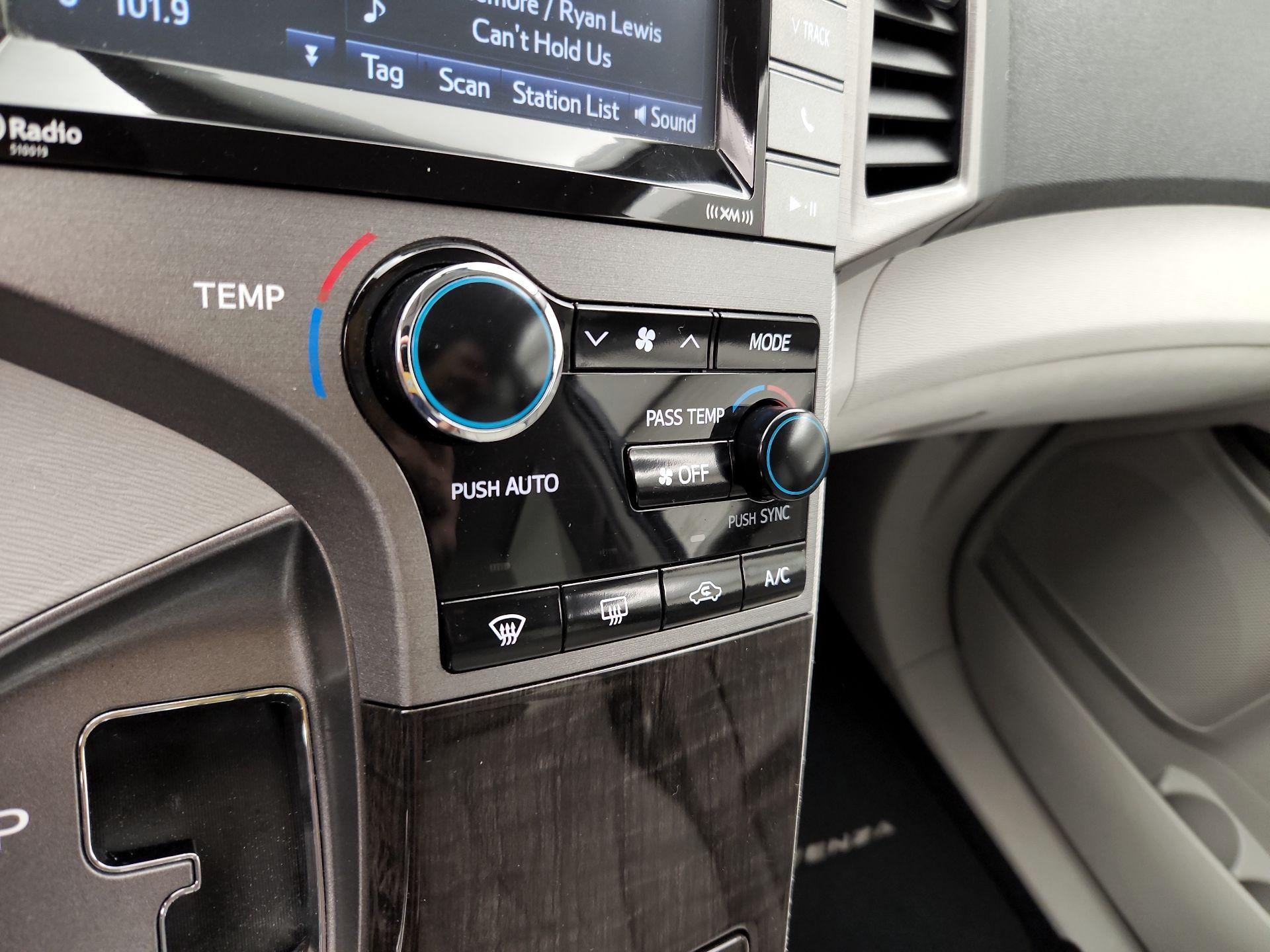 Thumbnail: 2015 Toyota Venza - 16