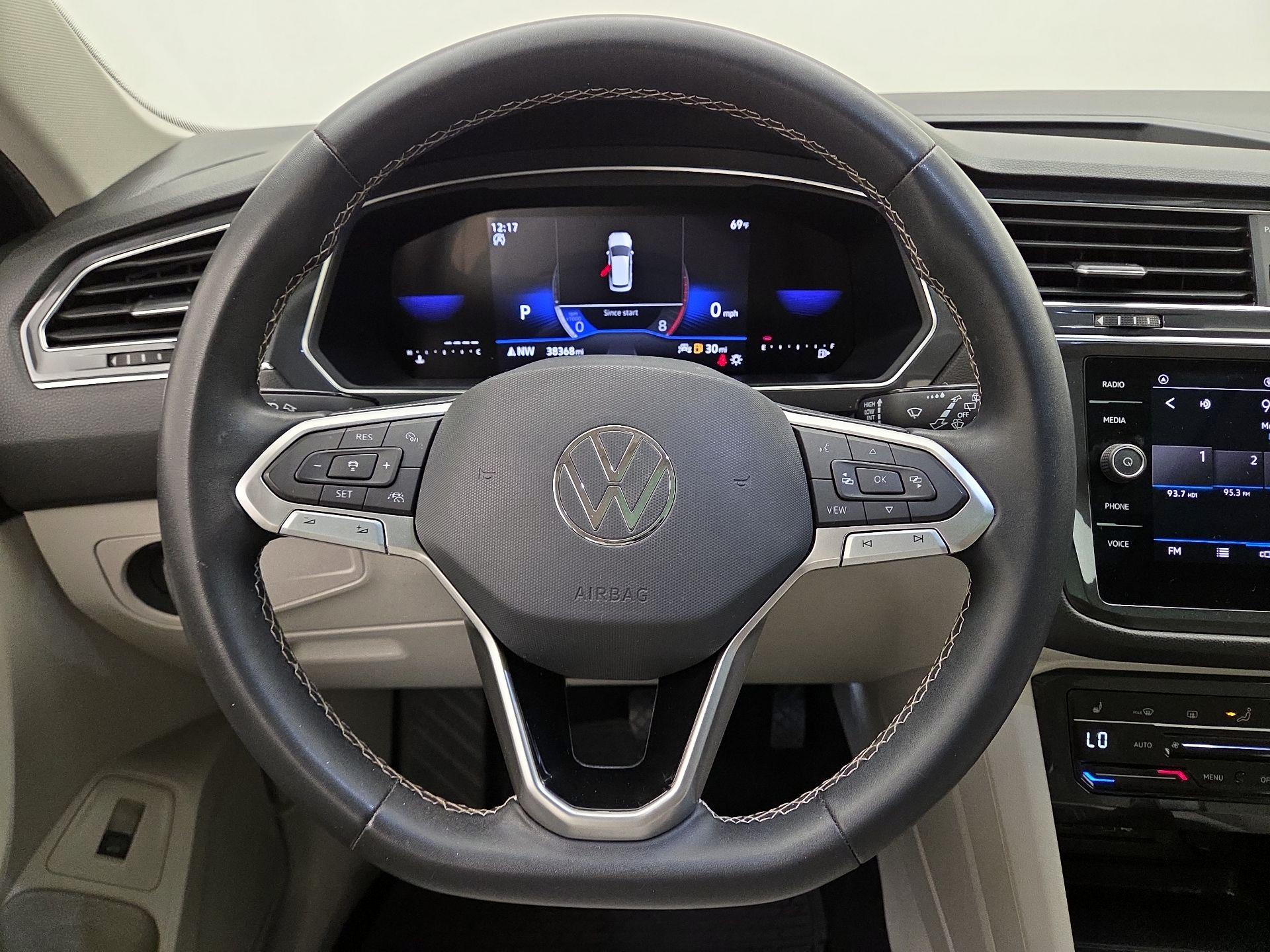 Thumbnail: 2023 Volkswagen Tiguan - 10