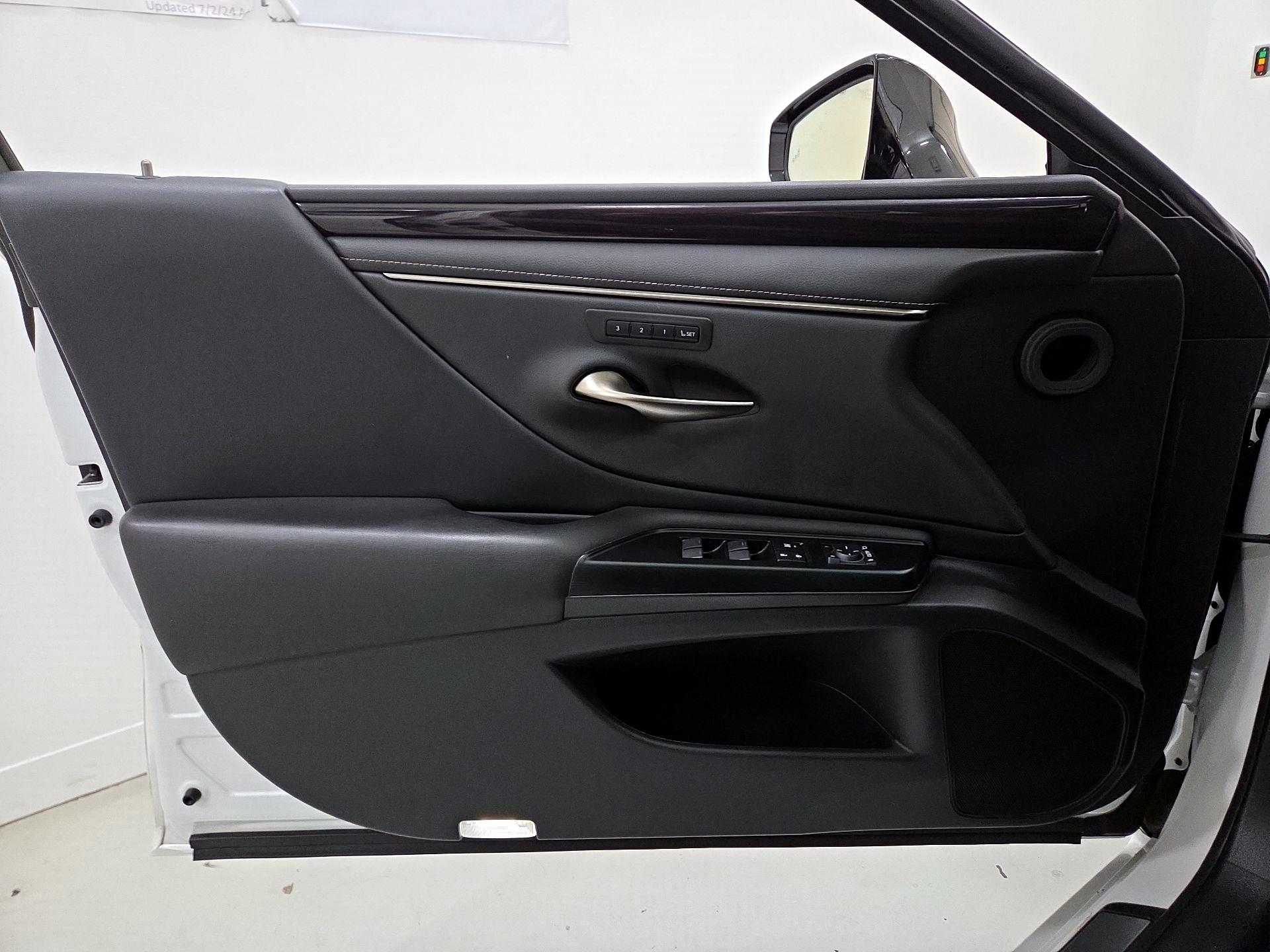 Thumbnail: 2020 Lexus ES - 12