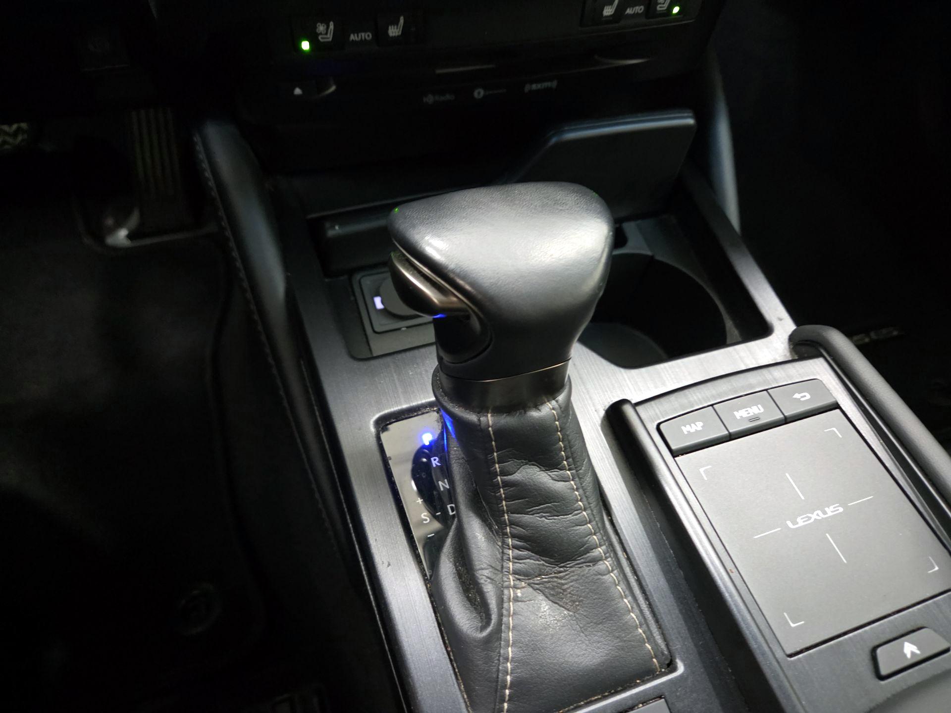 Thumbnail: 2020 Lexus ES - 18