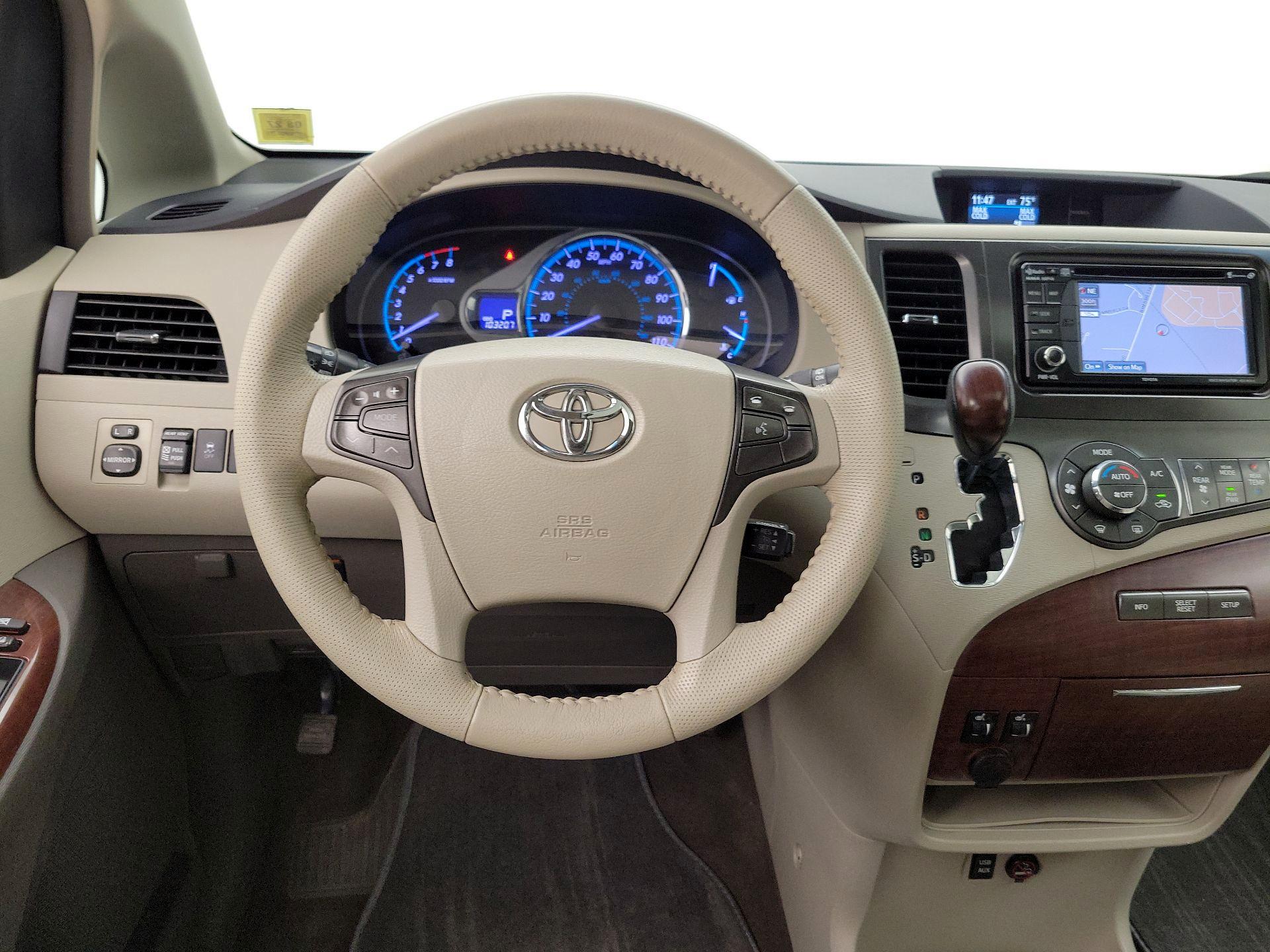 Thumbnail: 2014 Toyota Sienna - 10