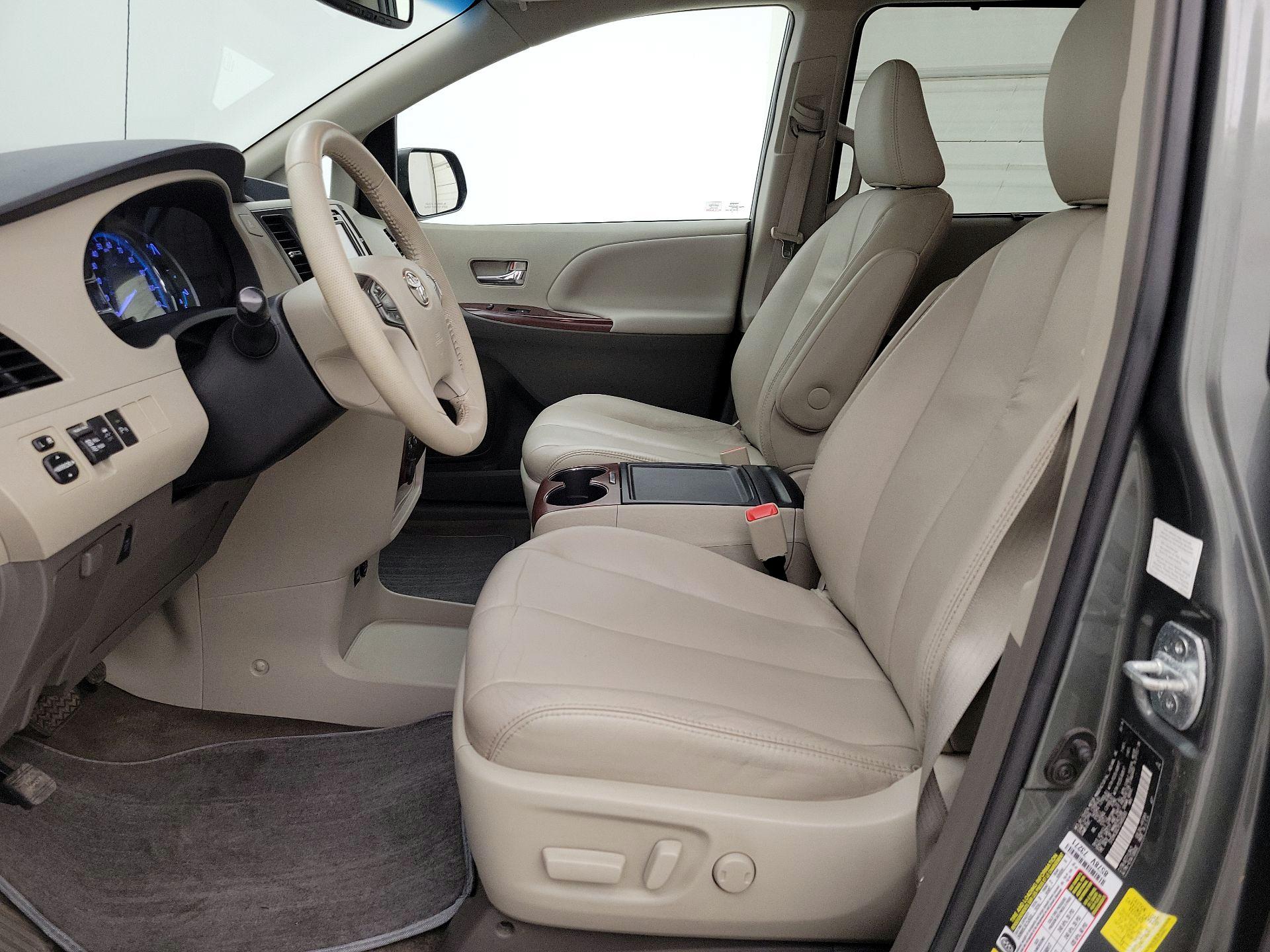 Thumbnail: 2014 Toyota Sienna - 11