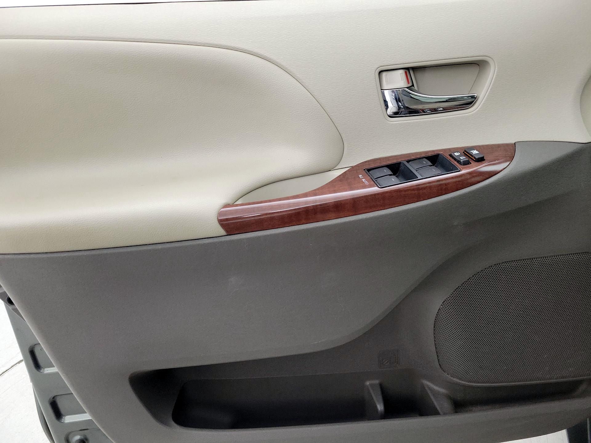 Thumbnail: 2014 Toyota Sienna - 12
