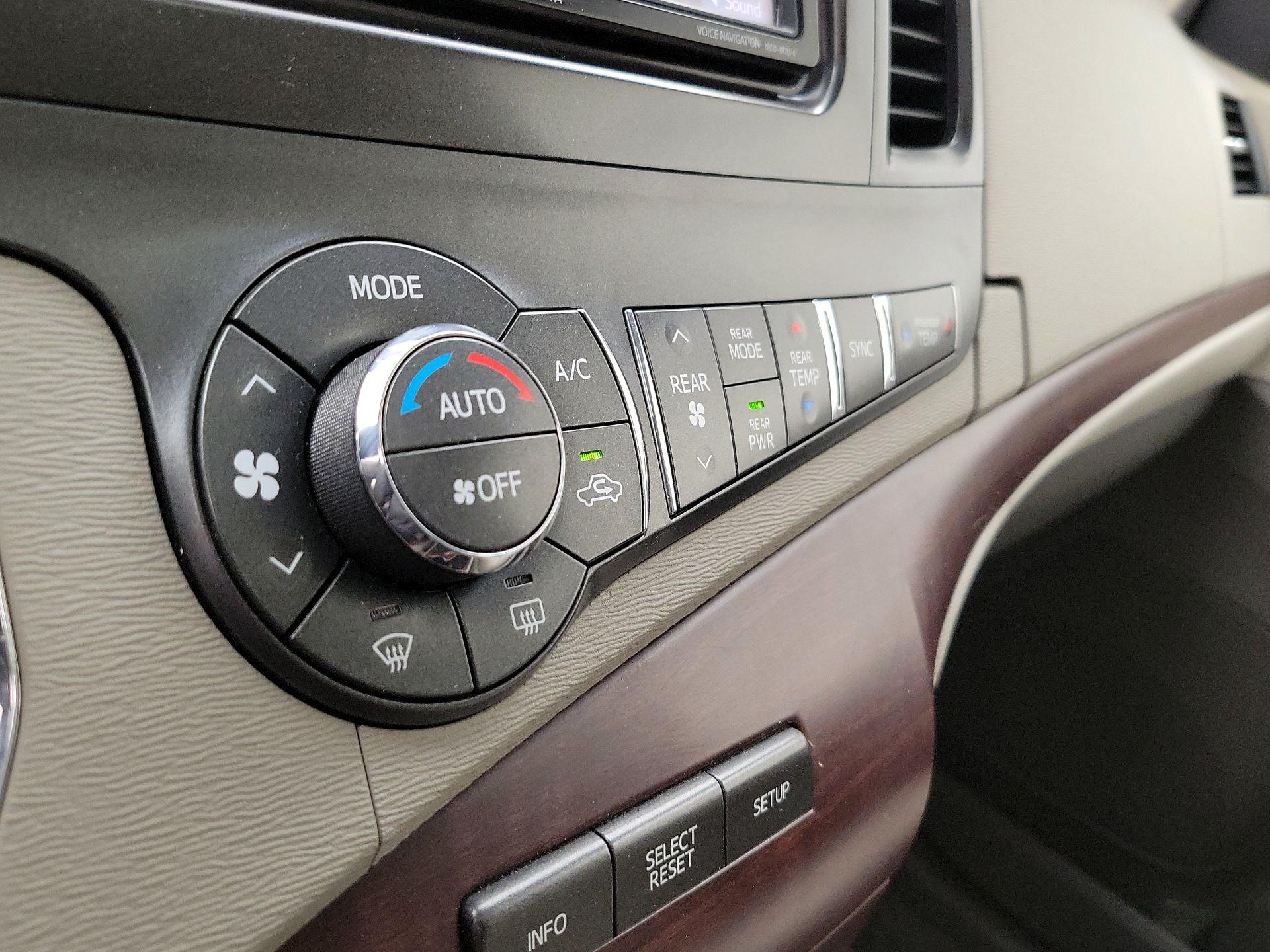 Thumbnail: 2014 Toyota Sienna - 17