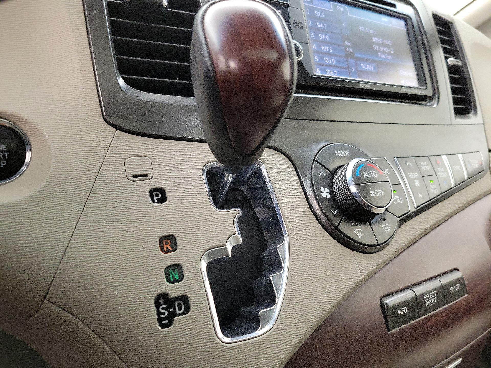 Thumbnail: 2014 Toyota Sienna - 18