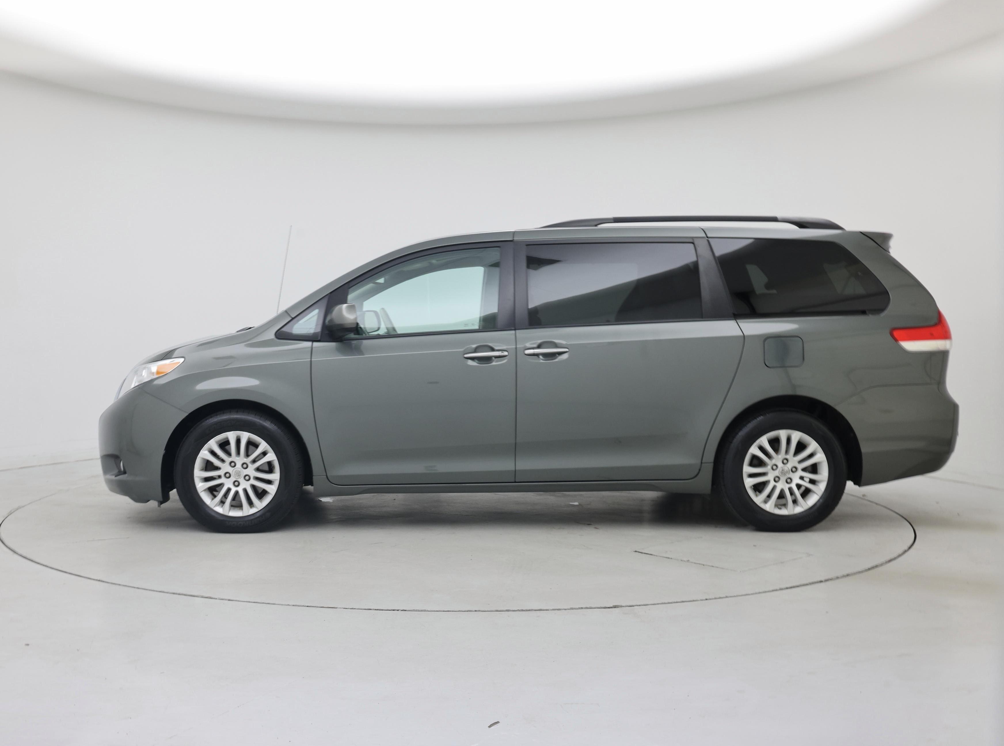 Thumbnail: 2014 Toyota Sienna - 3