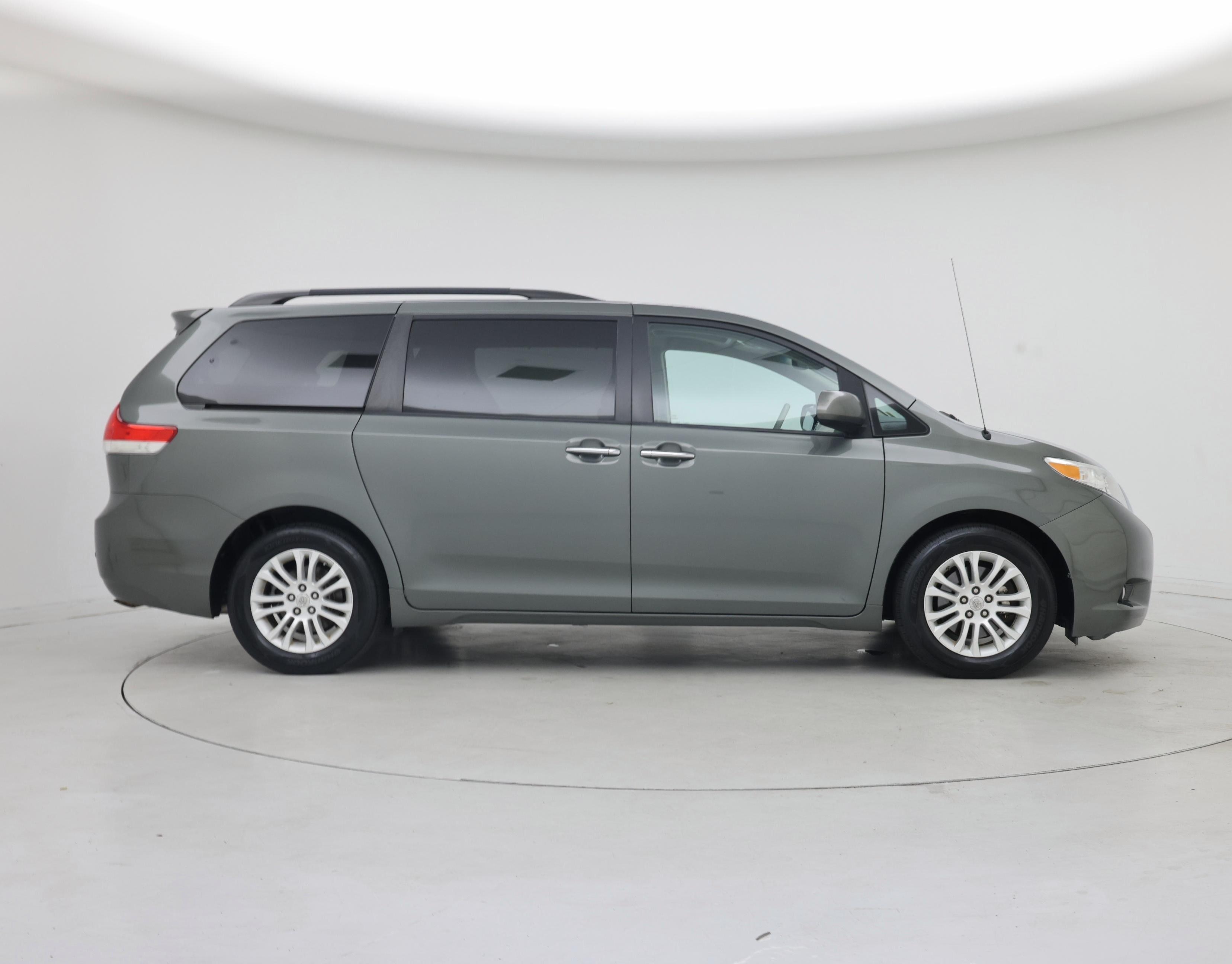 Thumbnail: 2014 Toyota Sienna - 7