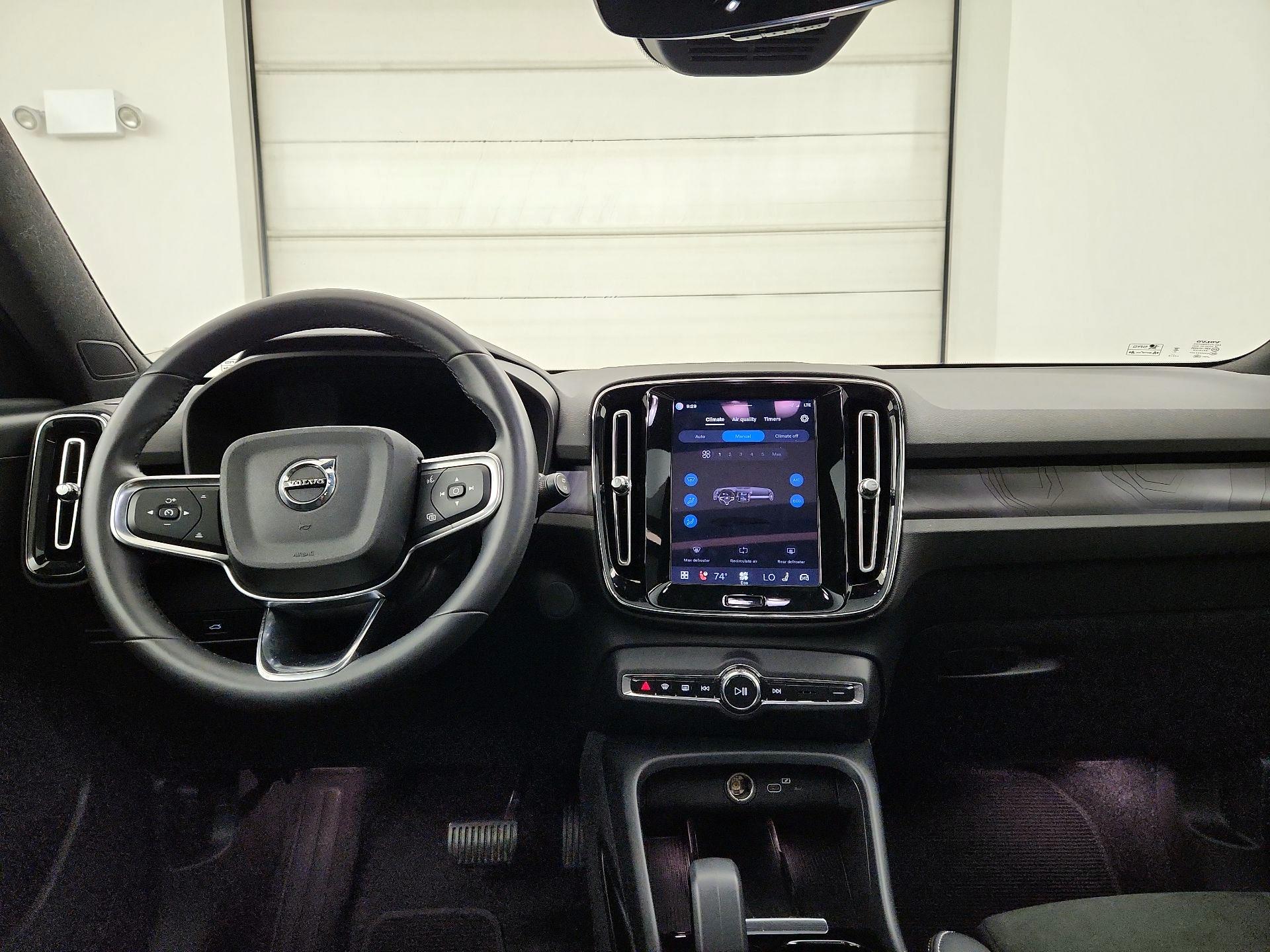 Thumbnail: 2023 Volvo XC40 - 9