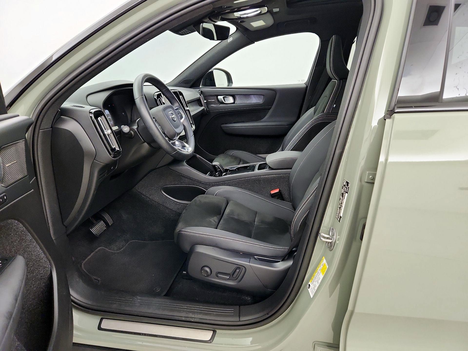 Thumbnail: 2023 Volvo XC40 - 11