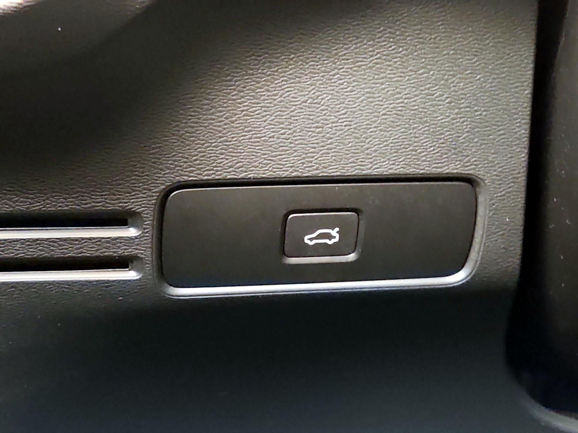 Thumbnail: 2023 Volvo XC40 - 13